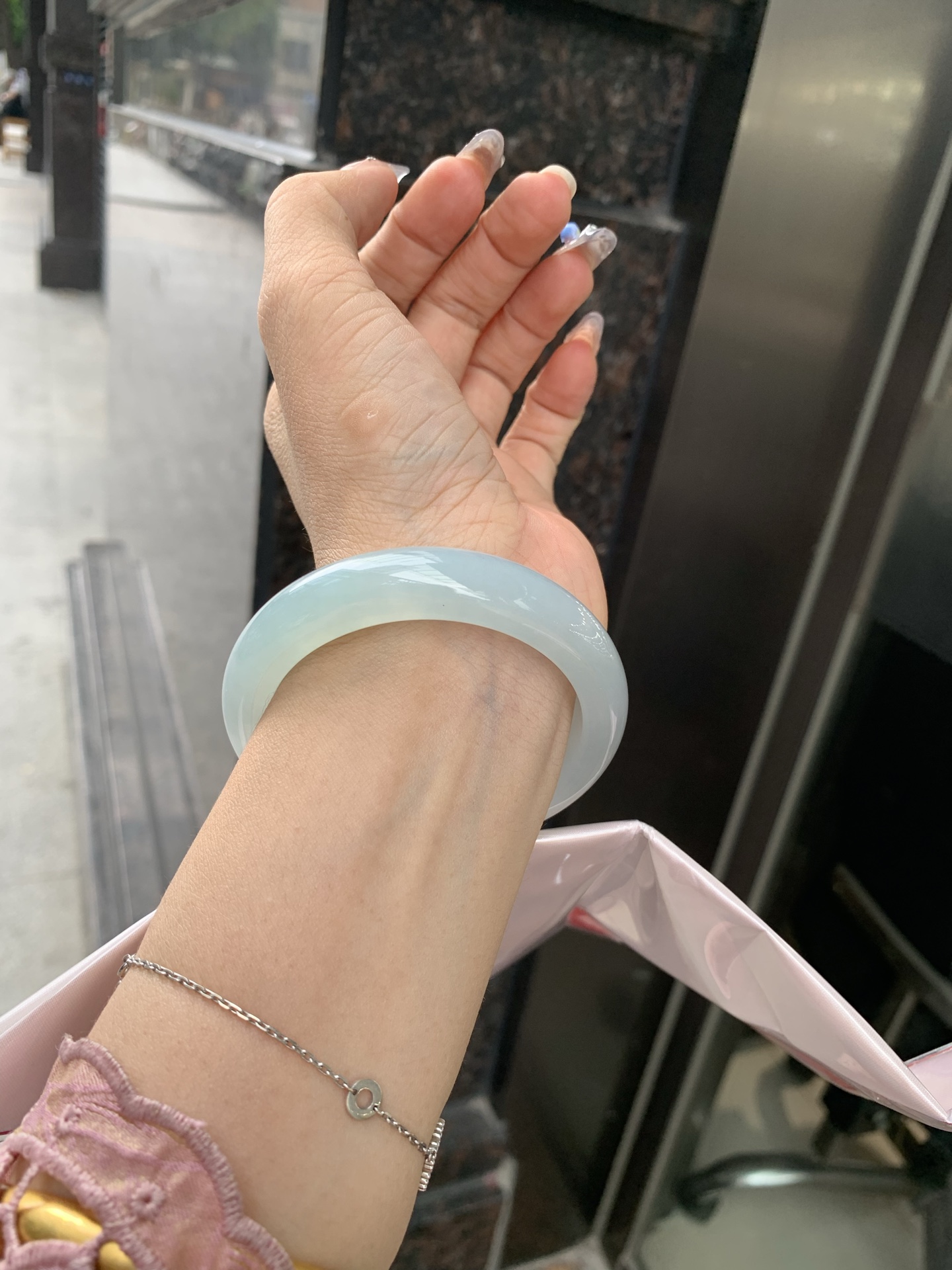 冰晴正圈，54/8.2/12.4，0502-4A101，打灯棉线，底妆水润，满圈渐变晴底，像初春嫩芽落入清泉，均匀柔和，抬眼就是一片宁静感
