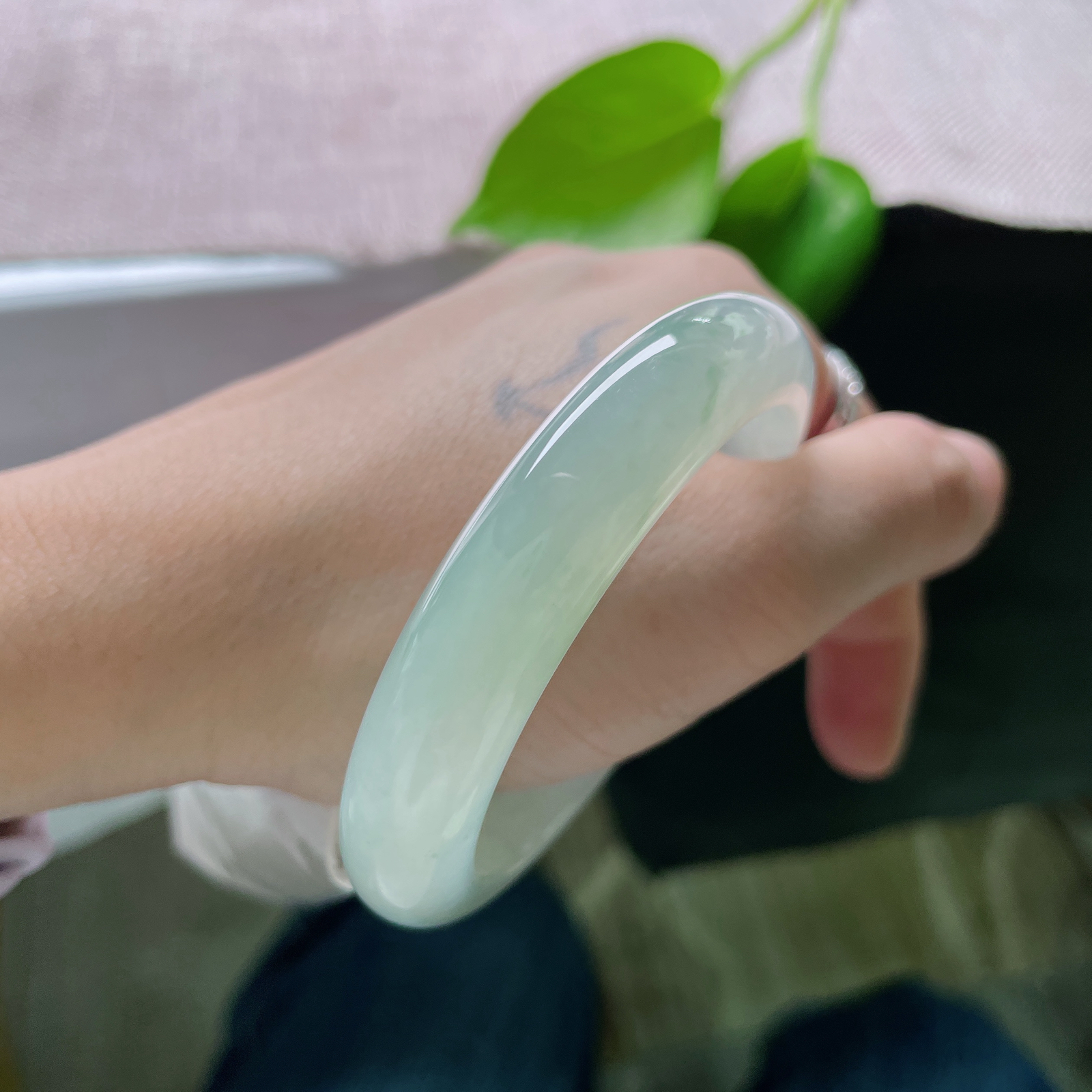53.5/12/8.5，冰晴底正圈，起荧光的灵动与冰融之润的细腻相融，佩戴越久，越显岁月赋予的通透质感。ss48211a..