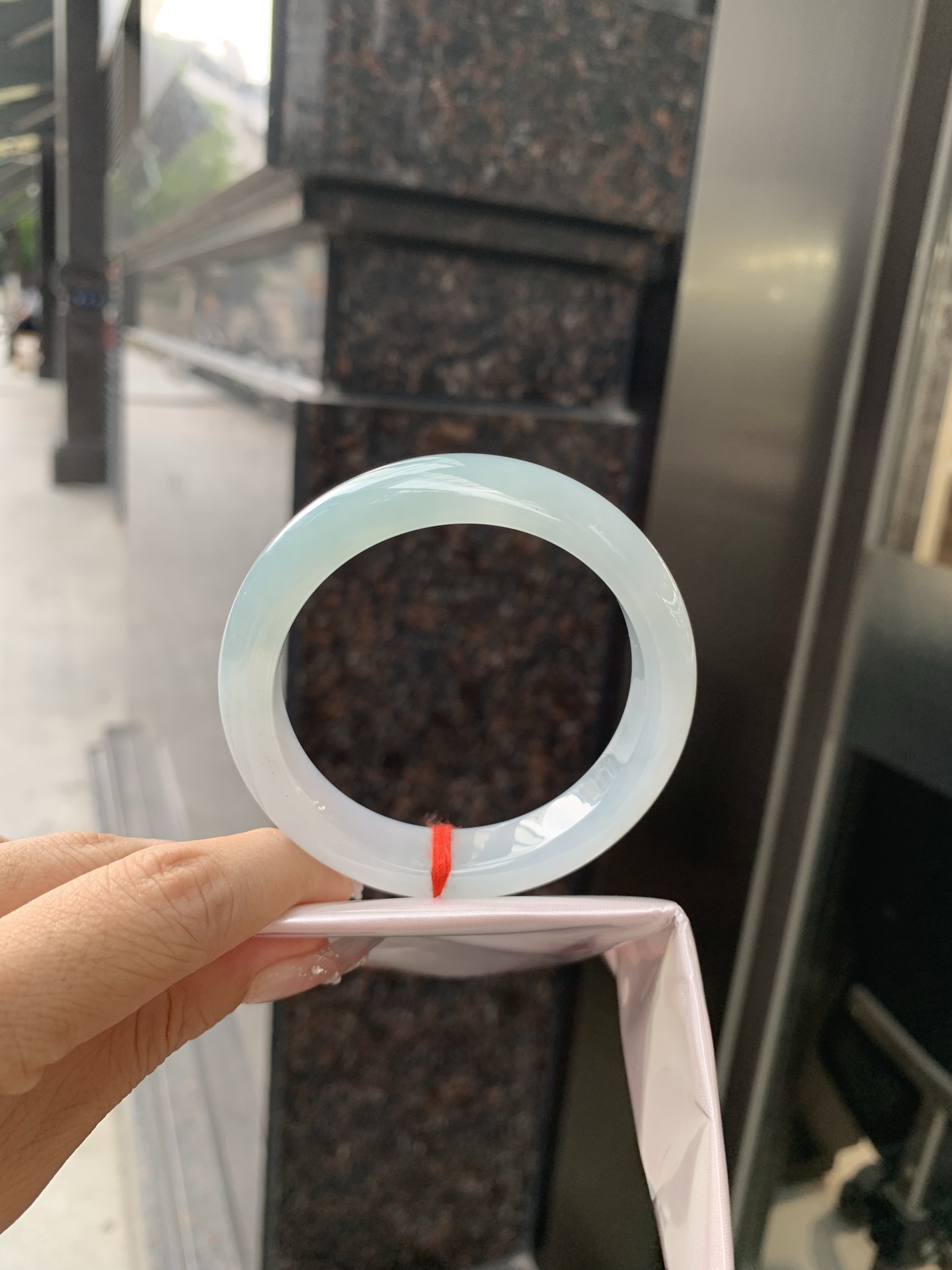 冰晴正圈，54/8.2/12.4，0502-4A101，打灯棉线，底妆水润，满圈渐变晴底，像初春嫩芽落入清泉，均匀柔和，抬眼就是一片宁静感