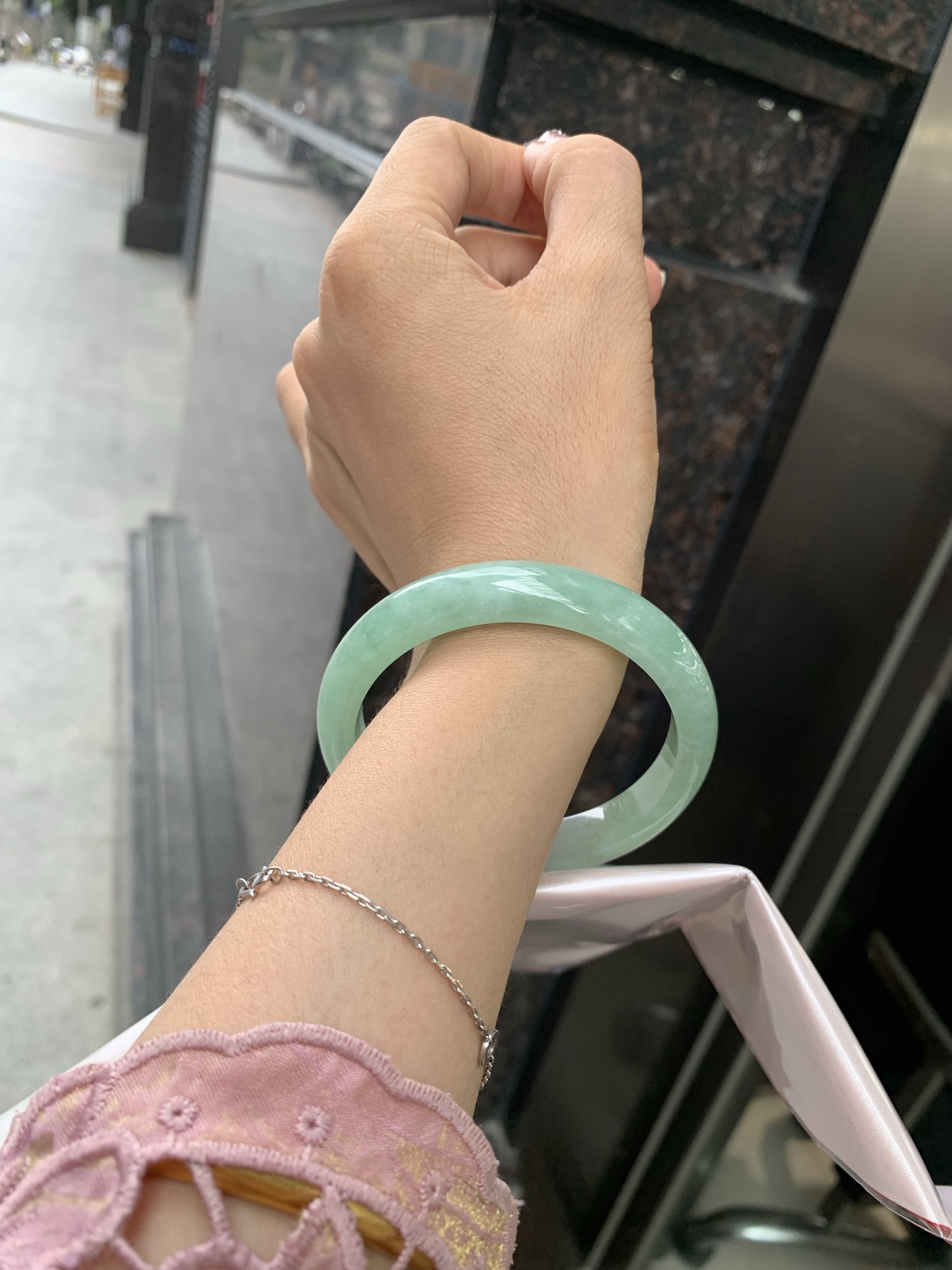 果绿正圈，58/7.3/11.4，0502-2A104，底妆水润，宛如新鲜的青苹果，充满了生机与活力，满圈底色均匀，上手显白显气质，折射出迷人的光芒