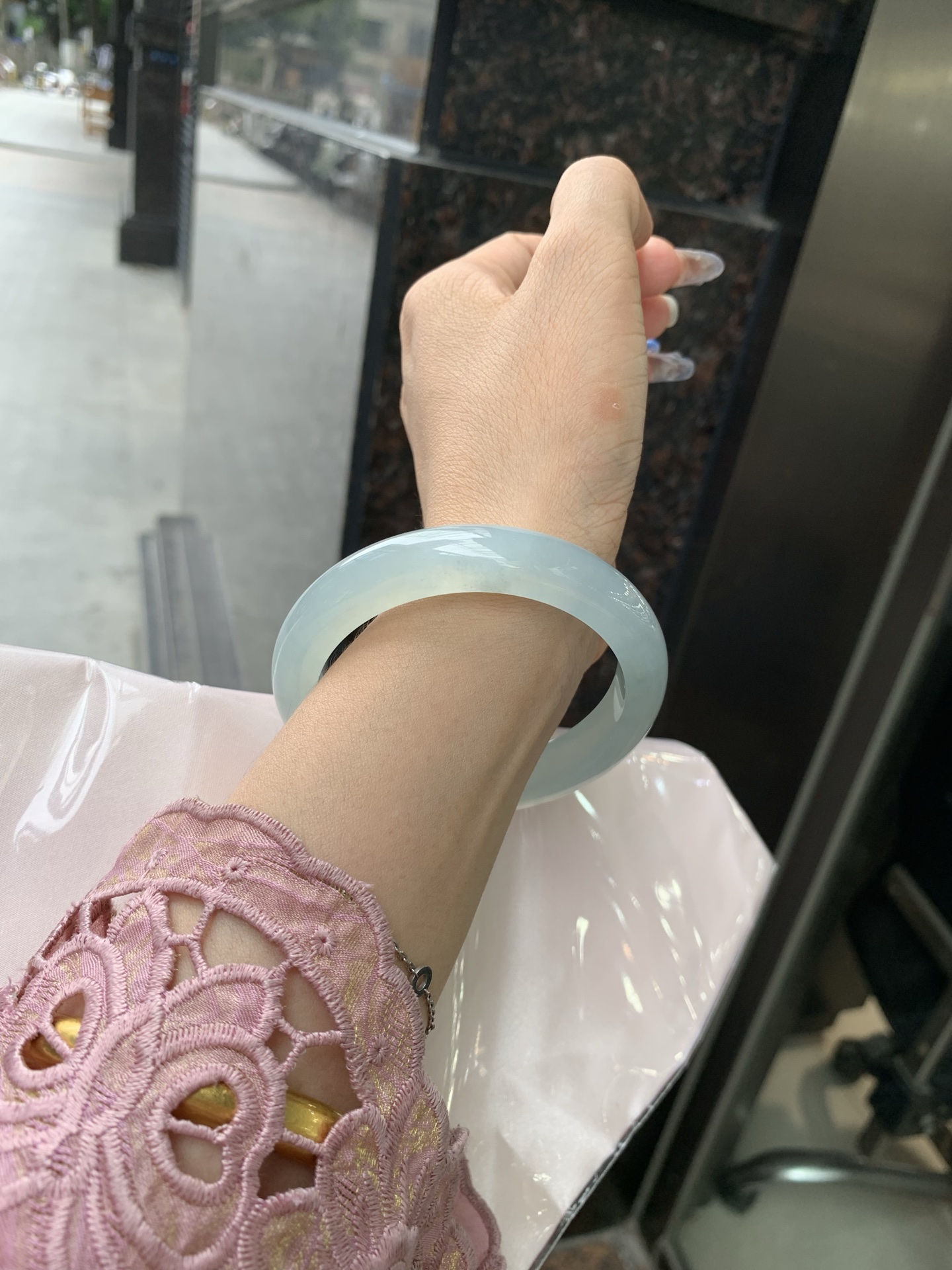 冰蓝正圈，57.4/8.4/11.7，0502-N584-1，底妆冰润细腻，千变万化的冰晴蓝底色，拥有海的颜色，却散发着星空的光芒，这是一只来自冰川蓝的清冷气质仙女镯，无裂