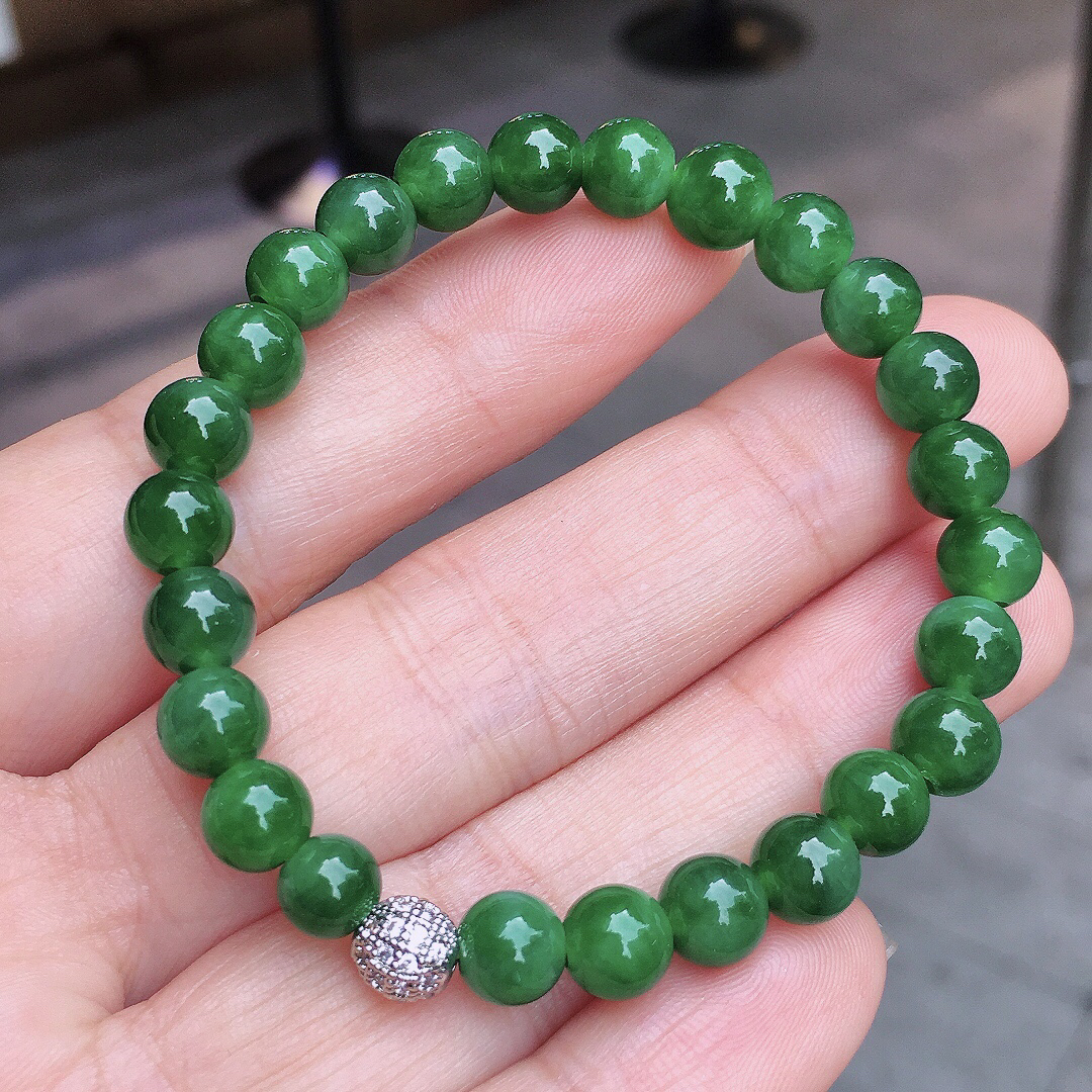 阳绿珠子手串，色泽艳丽，玉质细腻，荧光感超
强，饱满圆润，尽显优雅气质