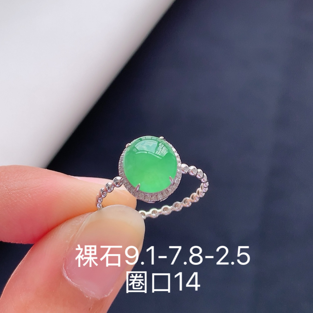 冰阳绿女戒，翠色清新，饱满底子细腻，水润十足，佩戴精致优雅，货号26429，9.1/7.8/2.5