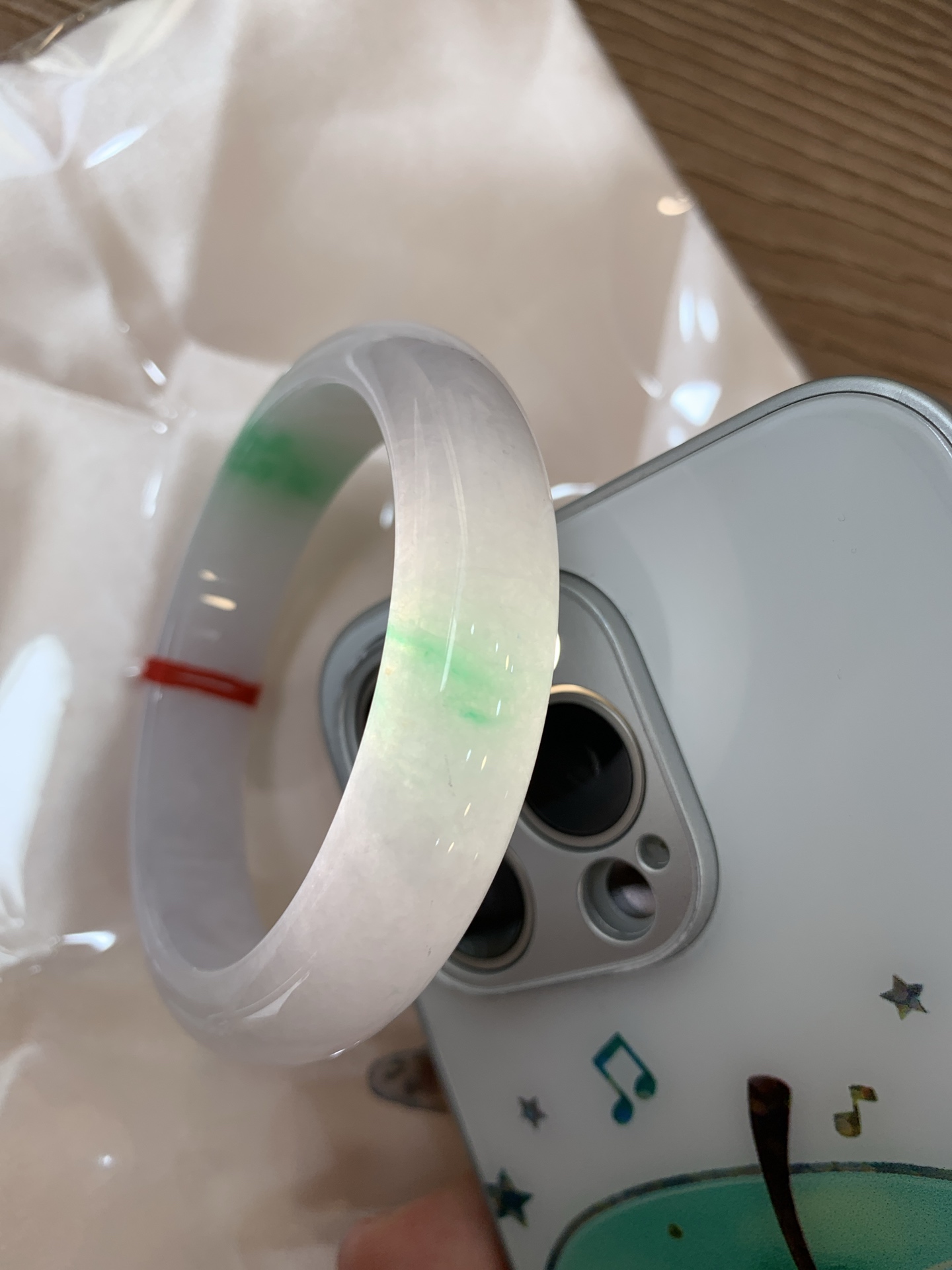 白底青宽版正圈，59.5-8.8-14，0502-N618，打灯细纹，不影响，底妆水润，几抹绿花飘舞，清新动人，更显灵动，有生命力