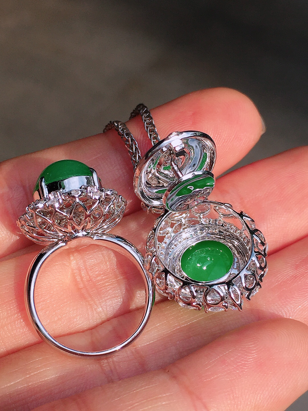 阳绿蛋面套装（吊坠+戒指），色泽均匀艳丽，玉质细腻，荧光感超
强，饱满圆润，尽显优雅气质，18k
金豪华镶嵌