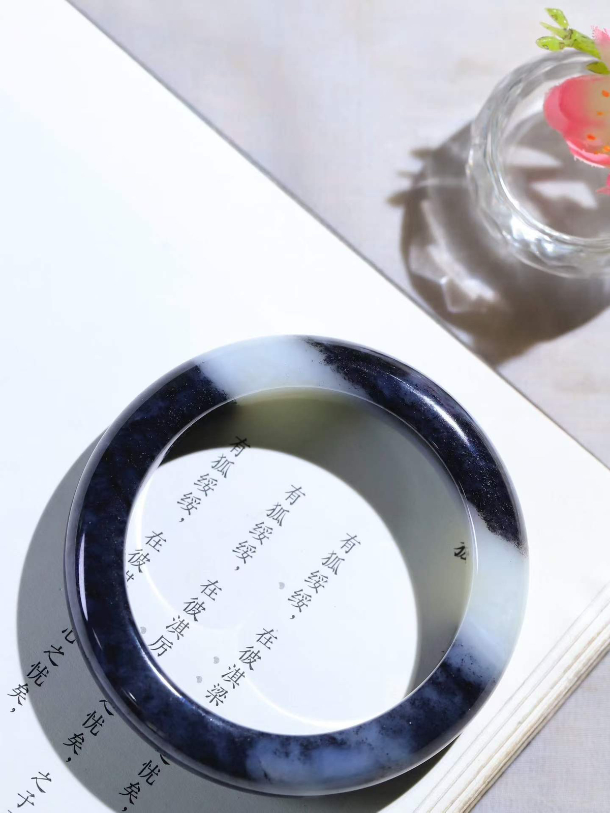 【籽.水墨青花·手镯】

新疆和田青花籽料手镯，玉质细腻温润，手感舒适，️线条流畅，简约大气，美自天成，佩戴于腕间，婉约之美，举手投足间透出那份低调奢华，醉人心扉。
重73克 内径圈口56mm尺寸14-10mm FDA-45413079