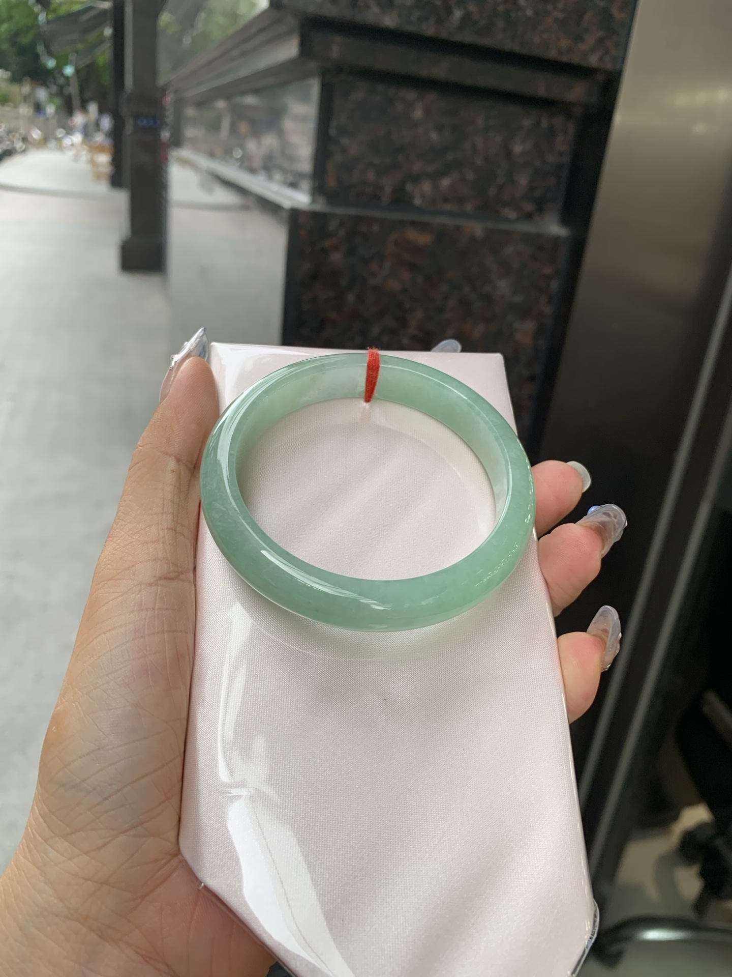 果绿正圈，58/7.3/11.4，0502-2A104，底妆水润，宛如新鲜的青苹果，充满了生机与活力，满圈底色均匀，上手显白显气质，折射出迷人的光芒