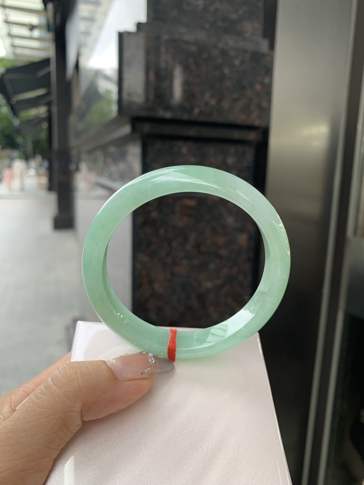 果绿正圈，58/7.3/11.4，0502-2A104，底妆水润，宛如新鲜的青苹果，充满了生机与活力，满圈底色均匀，上手显白显气质，折射出迷人的光芒