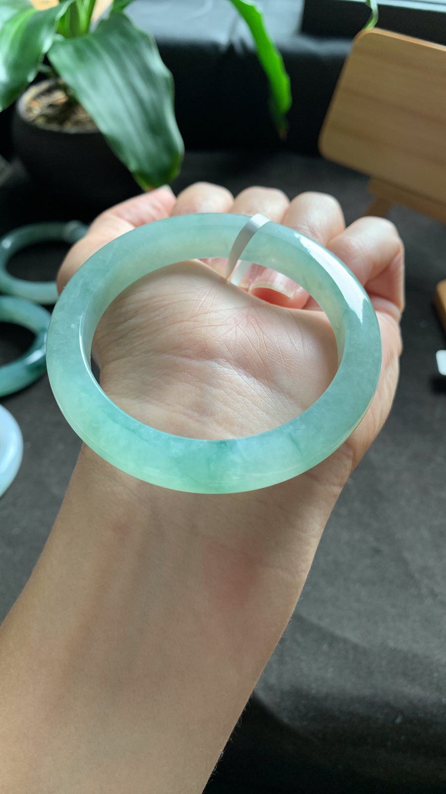 52圈口 天然A货翡翠飘绿手镯 种水好 水润细腻