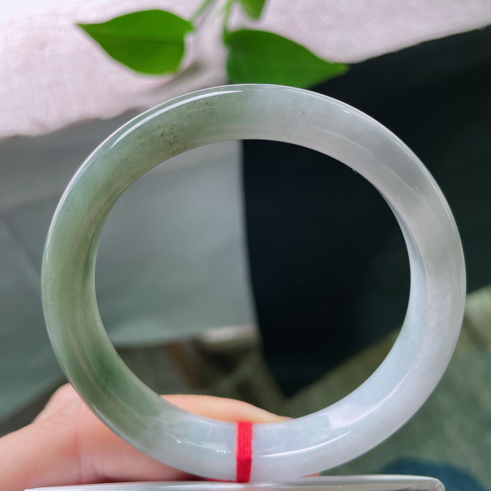 57.7/11.4/7.5，半山水正圈，细润，一半是星辰可攀，一半是灯火可亲。ss49216a..