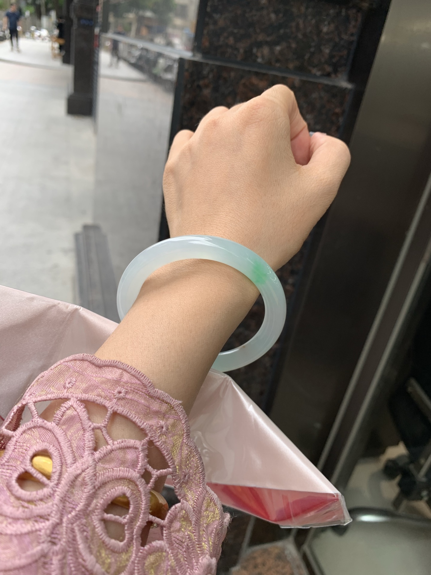 冰飘绿洒金圆条，56.9/9.2/8.9，0502-N604，打灯棉纹，玉质冰润细腻，有洒金特色，清爽的底子飘一抹甜阳绿花，鲜活而灵动，犹如新冒的嫩芽，艳丽惹人