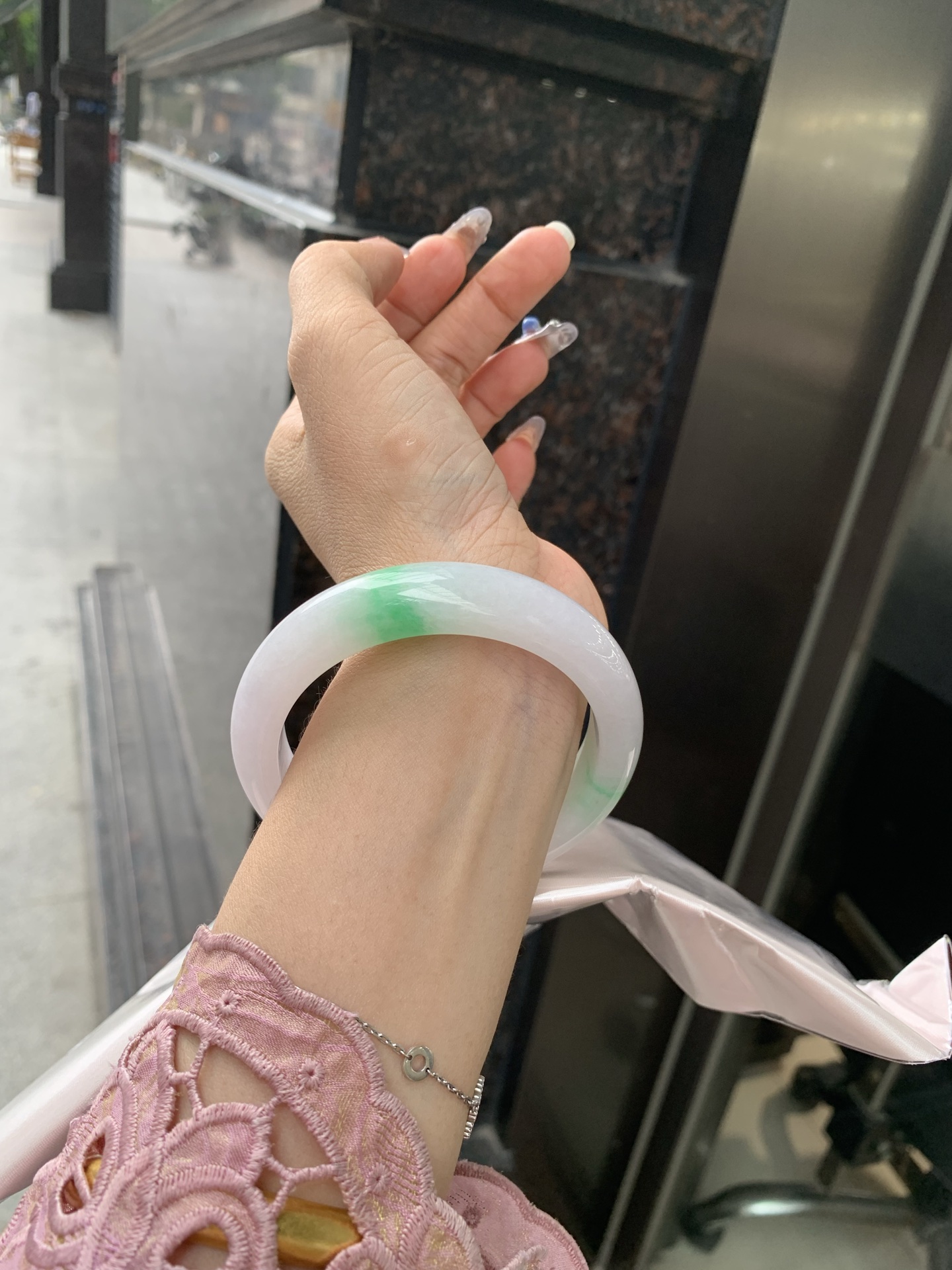 白底青宽版正圈，59.5-8.8-14，0502-N618，打灯细纹，不影响，底妆水润，几抹绿花飘舞，清新动人，更显灵动，有生命力