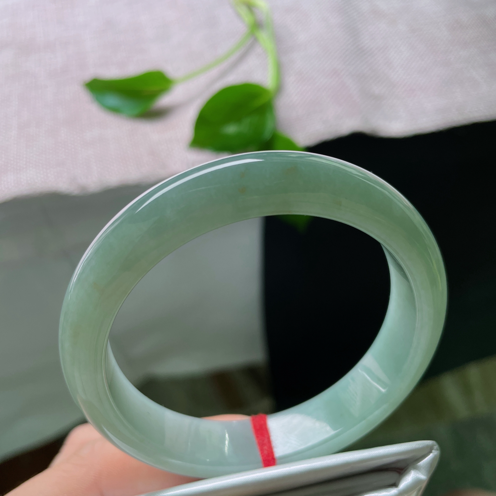 57.9/12.8/7.9，绿底正圈，色泽沉稳，上手内敛，洒金，一点棉线不影响，ss51857a..