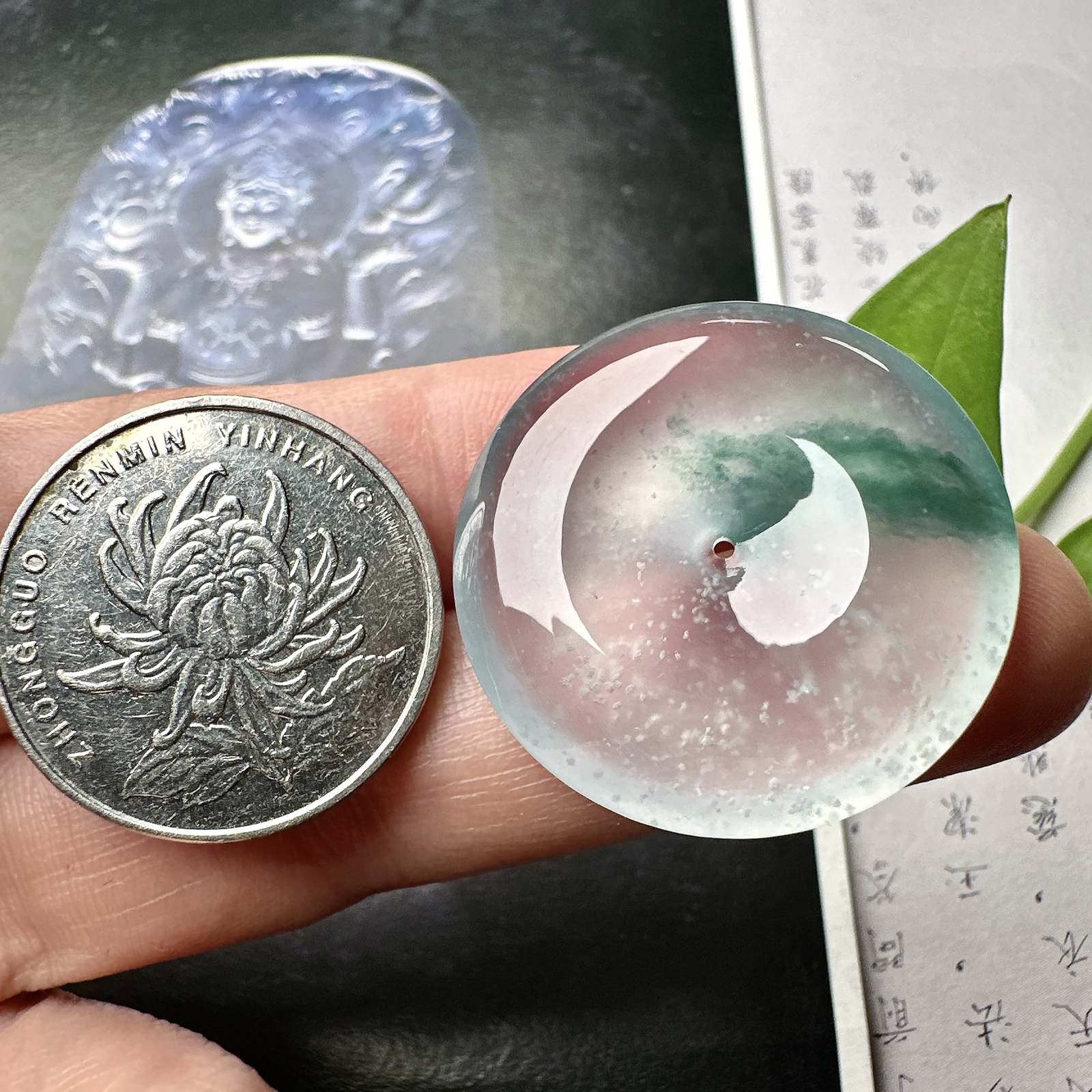 【冰种飘花平安扣】质地非常细腻，冰润十足，种老冰透，花色灵动，收藏品质。