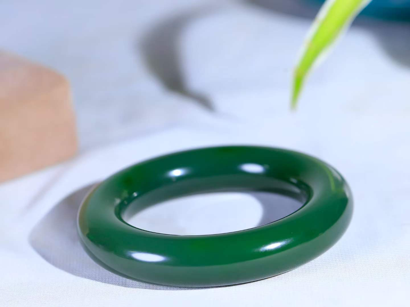 【碧波流转·手镯】

收藏级臻品️和田玉碧玉圆条手镯，玉质细腻温润，手感舒适，️线条流畅，简