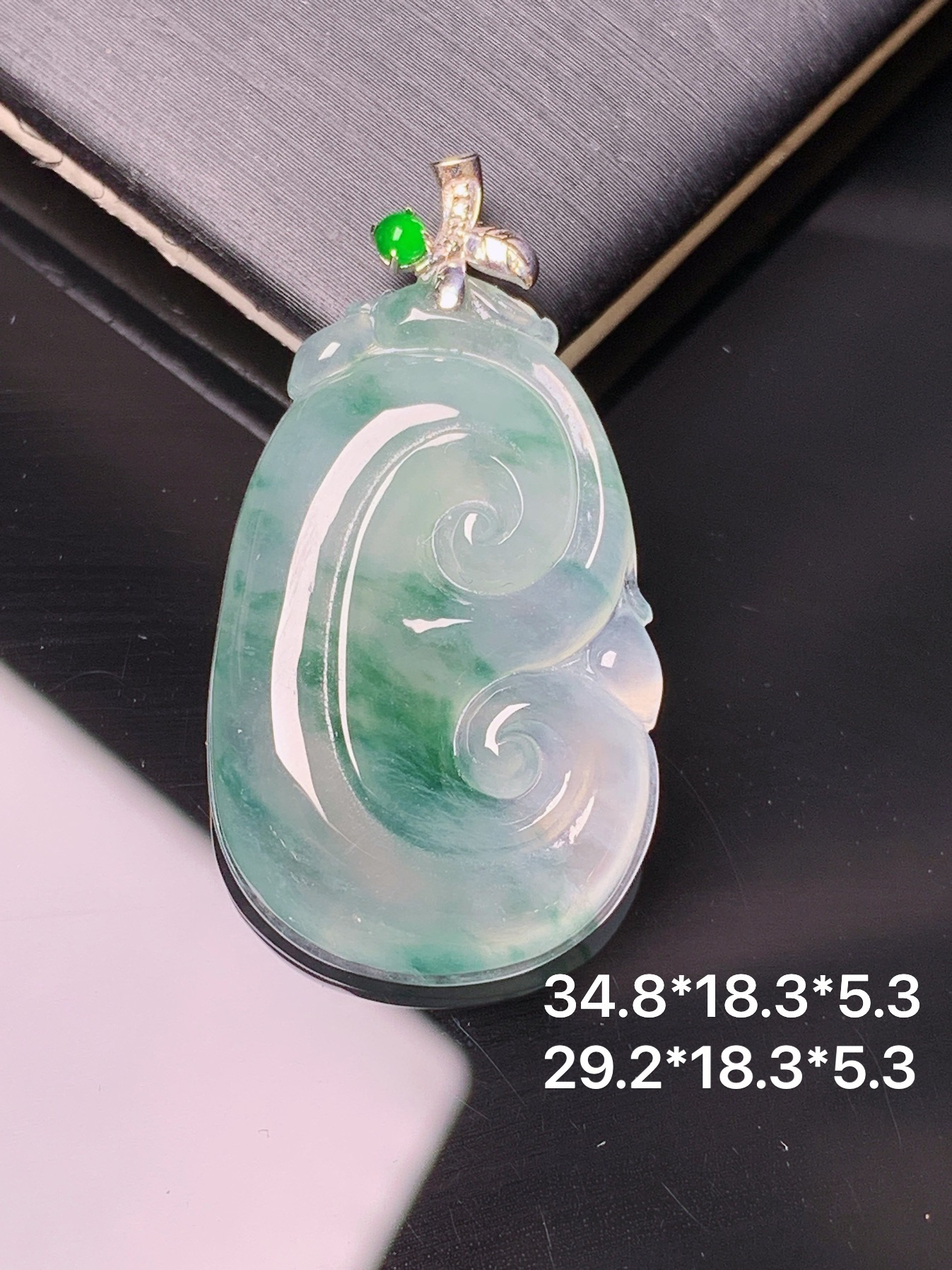 18k金钻镶嵌飘绿如意吊坠 玉质细腻 色泽艳丽清新 水润亮眼 整体尺寸34.8*18.3*5.3m1