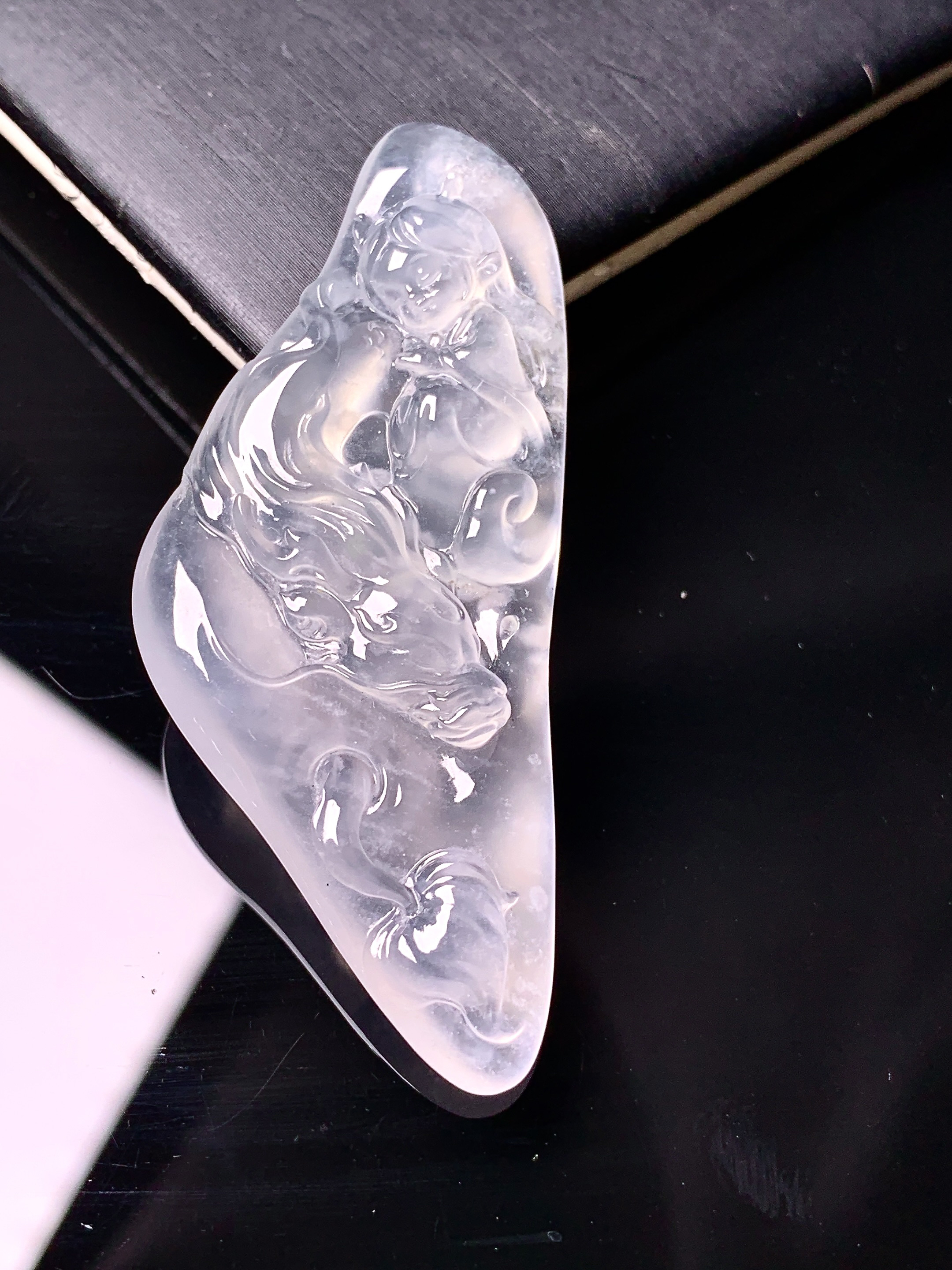 冰种龙牌吊坠 玉质细腻 色泽艳丽清新 水润亮眼 整体尺寸55.2*23*6x7
