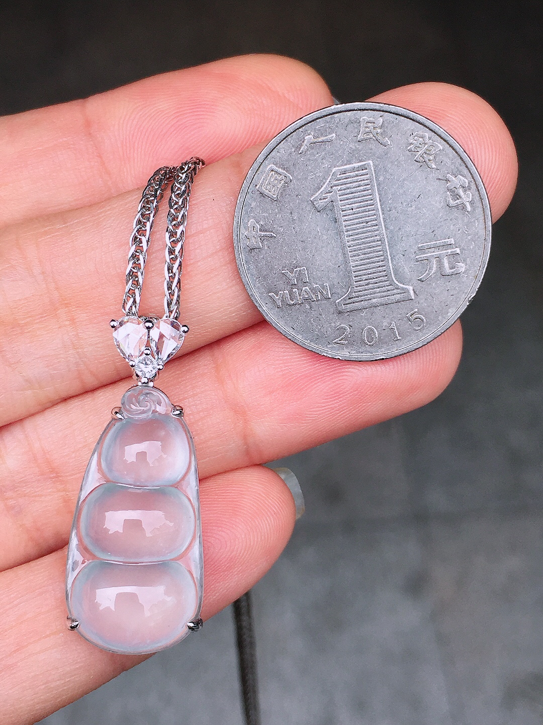 玻璃种福豆吊坠，玉质细腻，荧光感超
强，饱满圆润，尽显优雅气质，18k
金豪华镶嵌