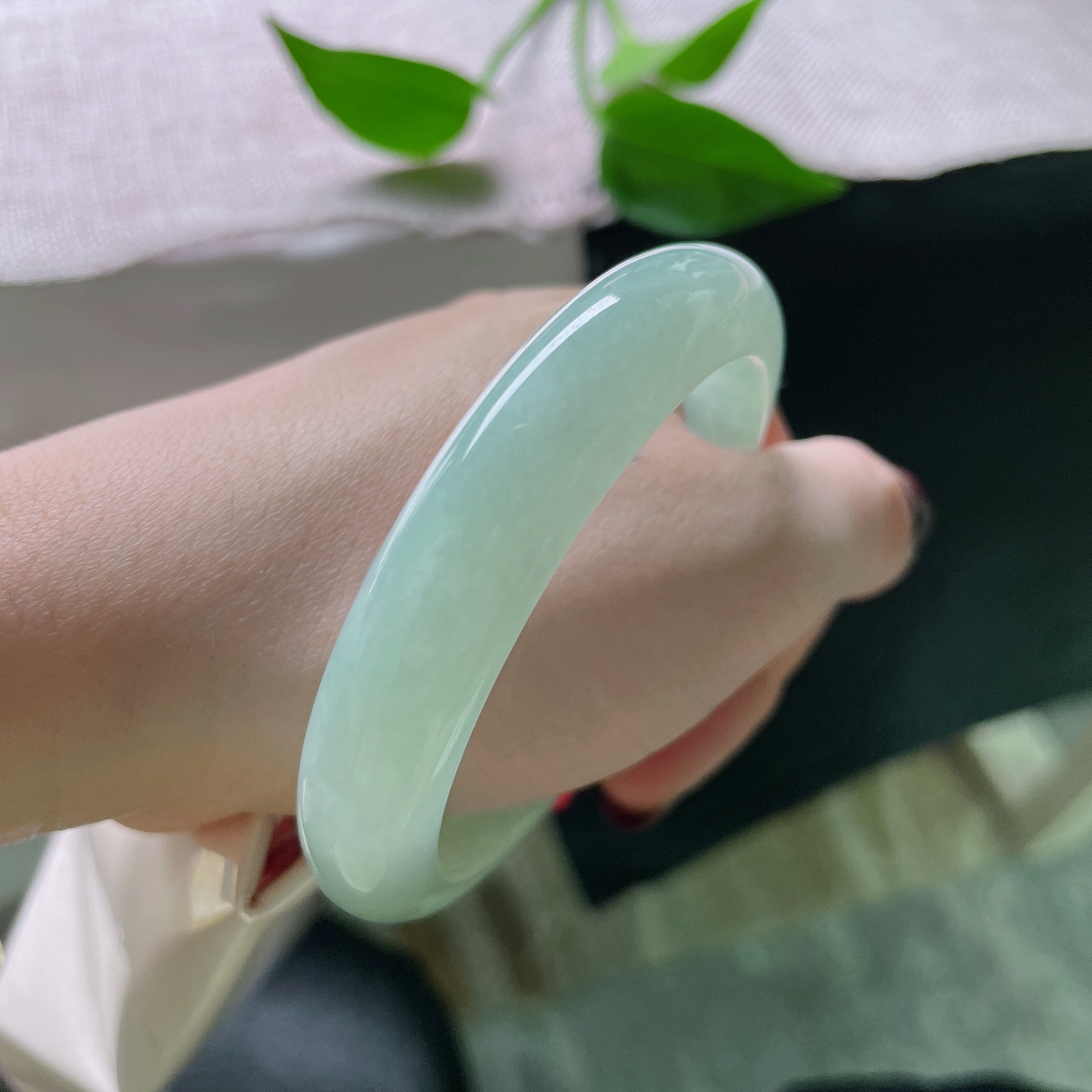 55.7/12.1/8.4，浅绿底正圈，芙蓉肉，圈一泓初醒的湖水，在腕间养一亩烟波。ss50710a..