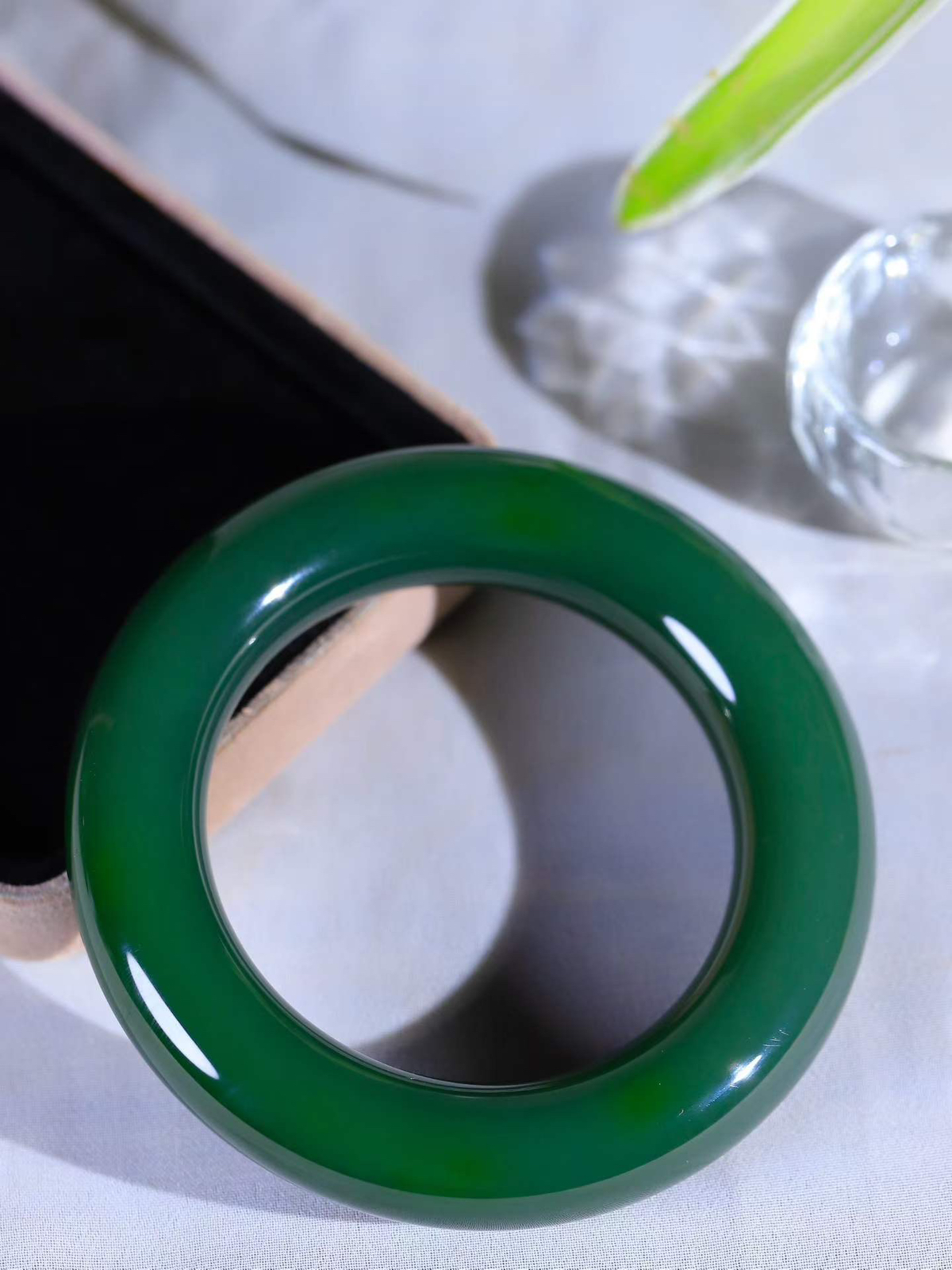 【碧波流转·手镯】

收藏级臻品️和田玉碧玉圆条手镯，玉质细腻温润，手感舒适，️线条流畅，简约大气，美自天成，佩戴于腕间，婉约之美，举手投足间透出那份低调奢华，醉人心扉。
重117.2克 内径圈口54.5mm  尺寸15.2-15mm  FDT-11463033