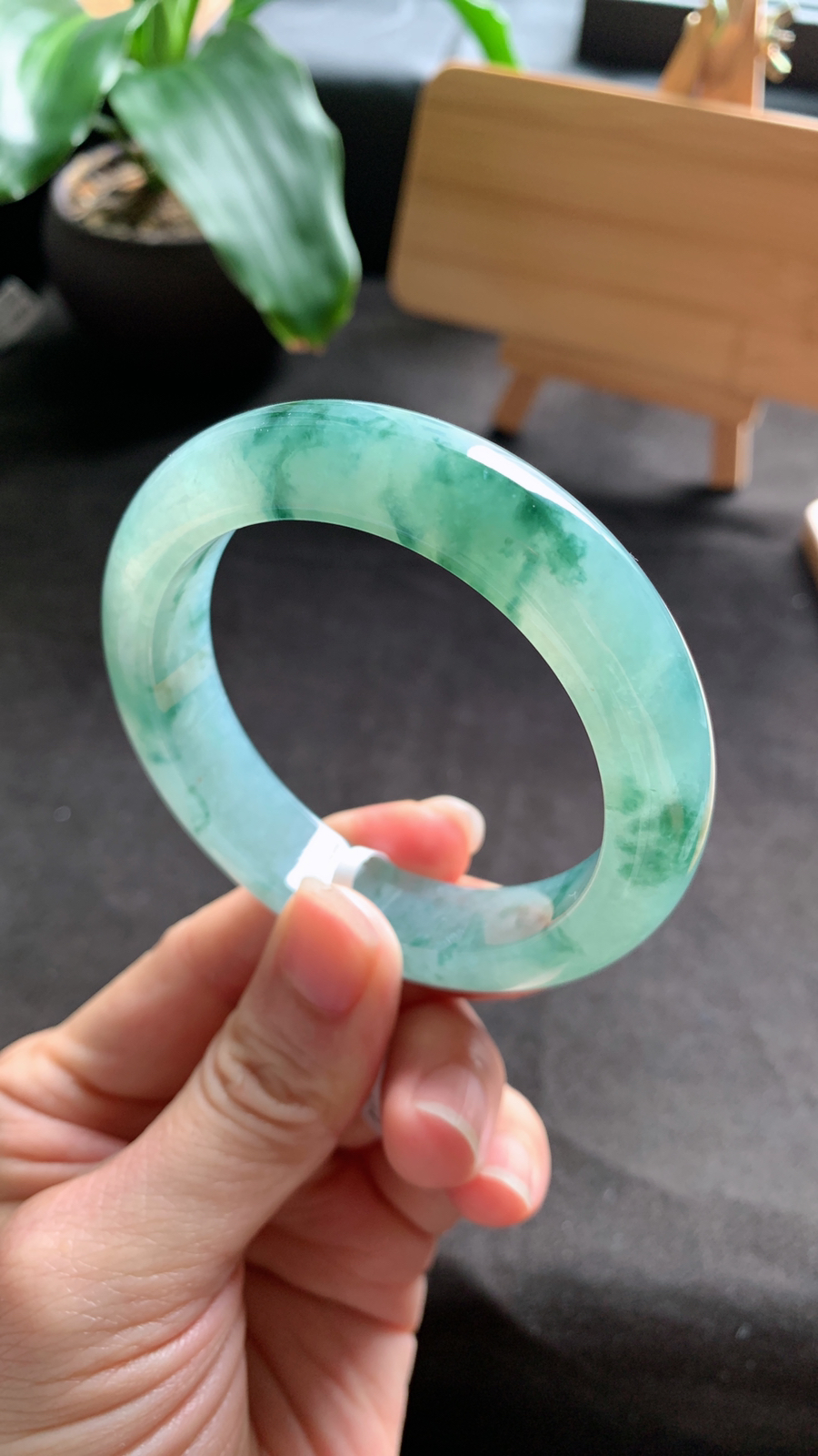 54圈口 天然A货翡翠飘花手镯 种水好 花色灵动