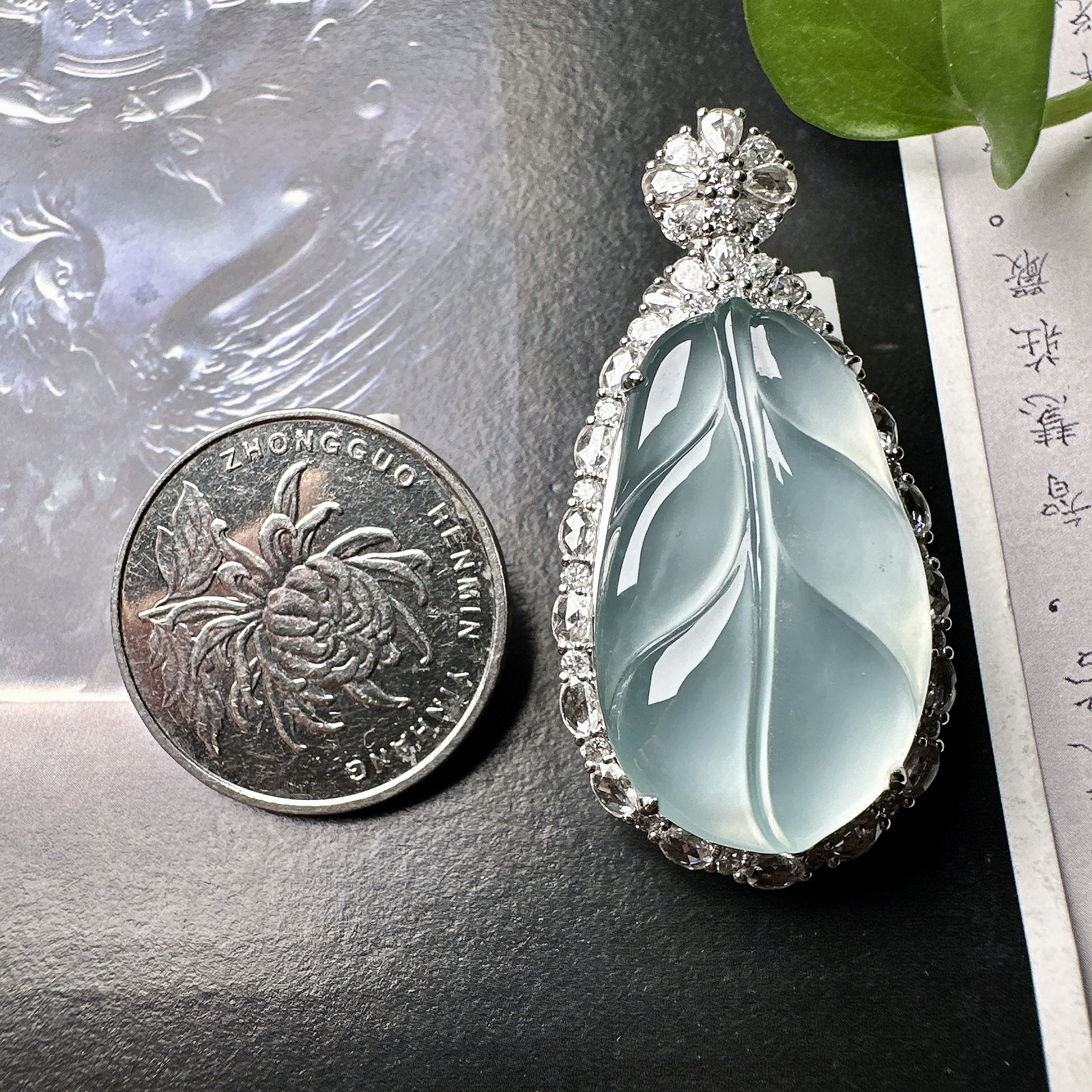 【冰种天空蓝叶子】金枝玉叶，质地细腻，冰润透亮，光泽出众，18k金钻镶嵌，裸石尺寸29.7*17.8*5.2毫米