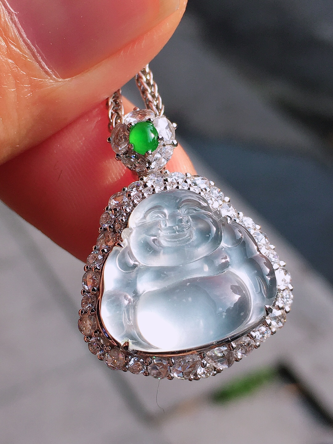 冰种佛公吊坠，玉质细腻，荧光感超
强，饱满圆润，尽显优雅气质，18k
金豪华镶嵌
