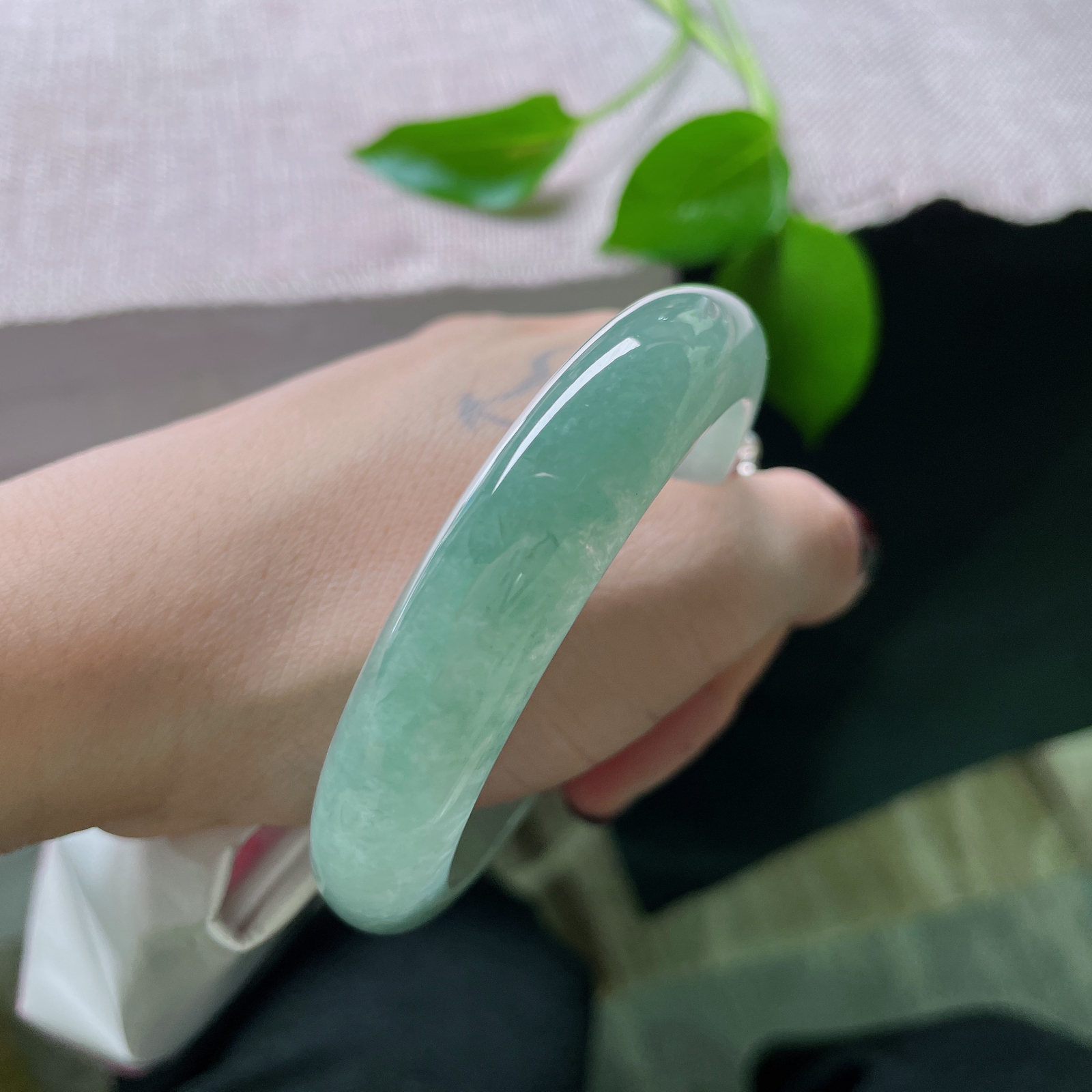 56.3/12.8/8.5，冰油正圈，像把天空和湖底的故事，全都封存在了这抹色彩里。ss51879a..