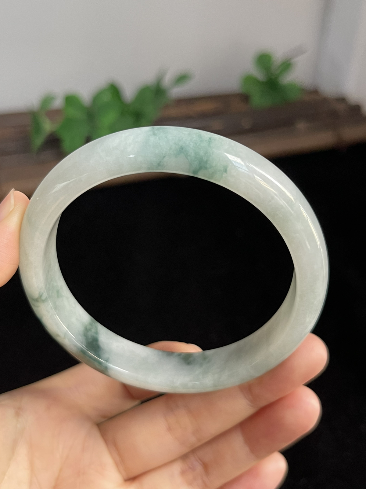 正圈58.5圈口，翡翠手镯，底子通透，种老肉细，飘片片绿花，灵动漂亮