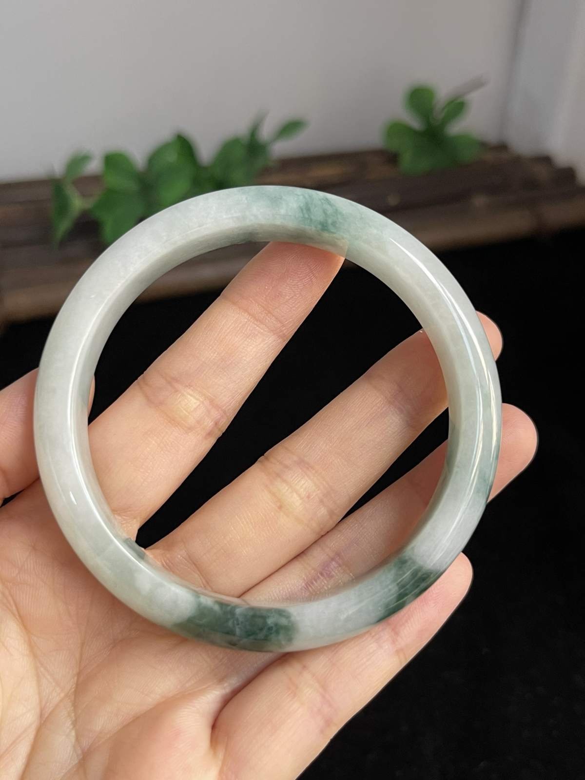 正圈58.5圈口，翡翠手镯，底子通透，种老肉细，飘片片绿花，灵动漂亮