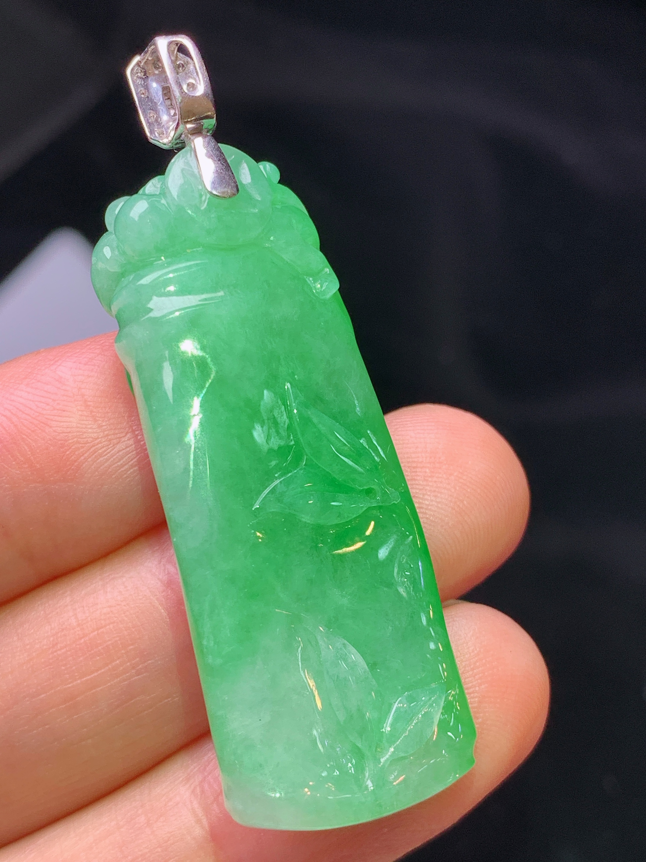 18k金钻镶嵌阳绿竹节吊坠 玉质细腻 色泽艳丽清新 水润亮眼 整体尺寸49.8*16.6*8.8b1