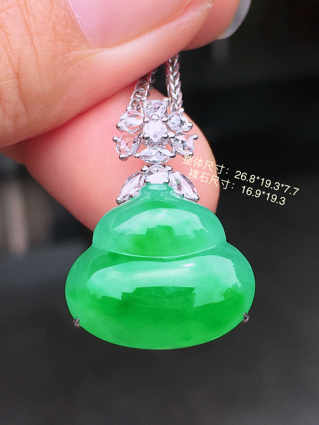 阳绿葫芦吊坠，色泽均匀艳丽，玉质细腻，荧光感超
强，饱满圆润，尽显优雅气质，18k
金豪华镶嵌