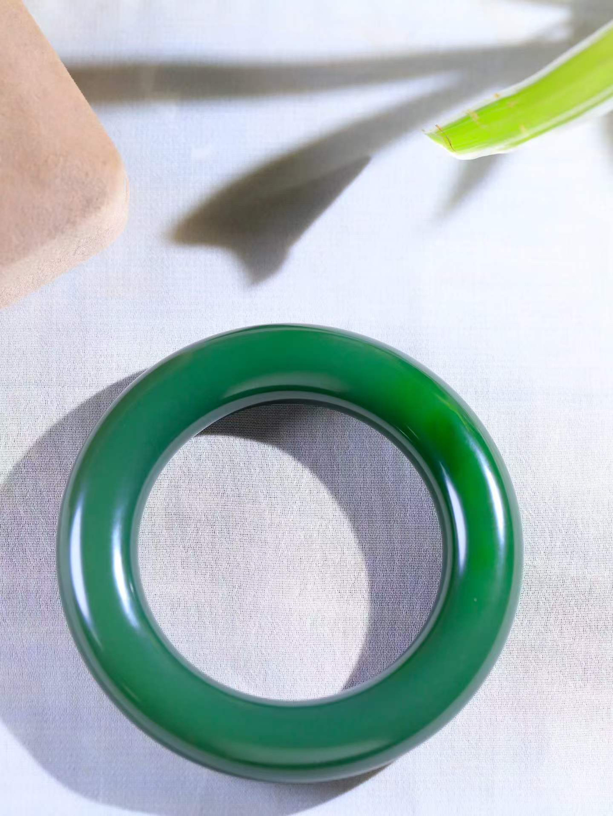 【碧波流转·手镯】

收藏级臻品️和田玉碧玉圆条手镯，玉质细腻温润，手感舒适，️线条流畅，简约大气，美自天成，佩戴于腕间，婉约之美，举手投足间透出那份低调奢华，醉人心扉。
重118.4克 内径圈口54.5mm  尺寸15-15mm  FDT-11463033