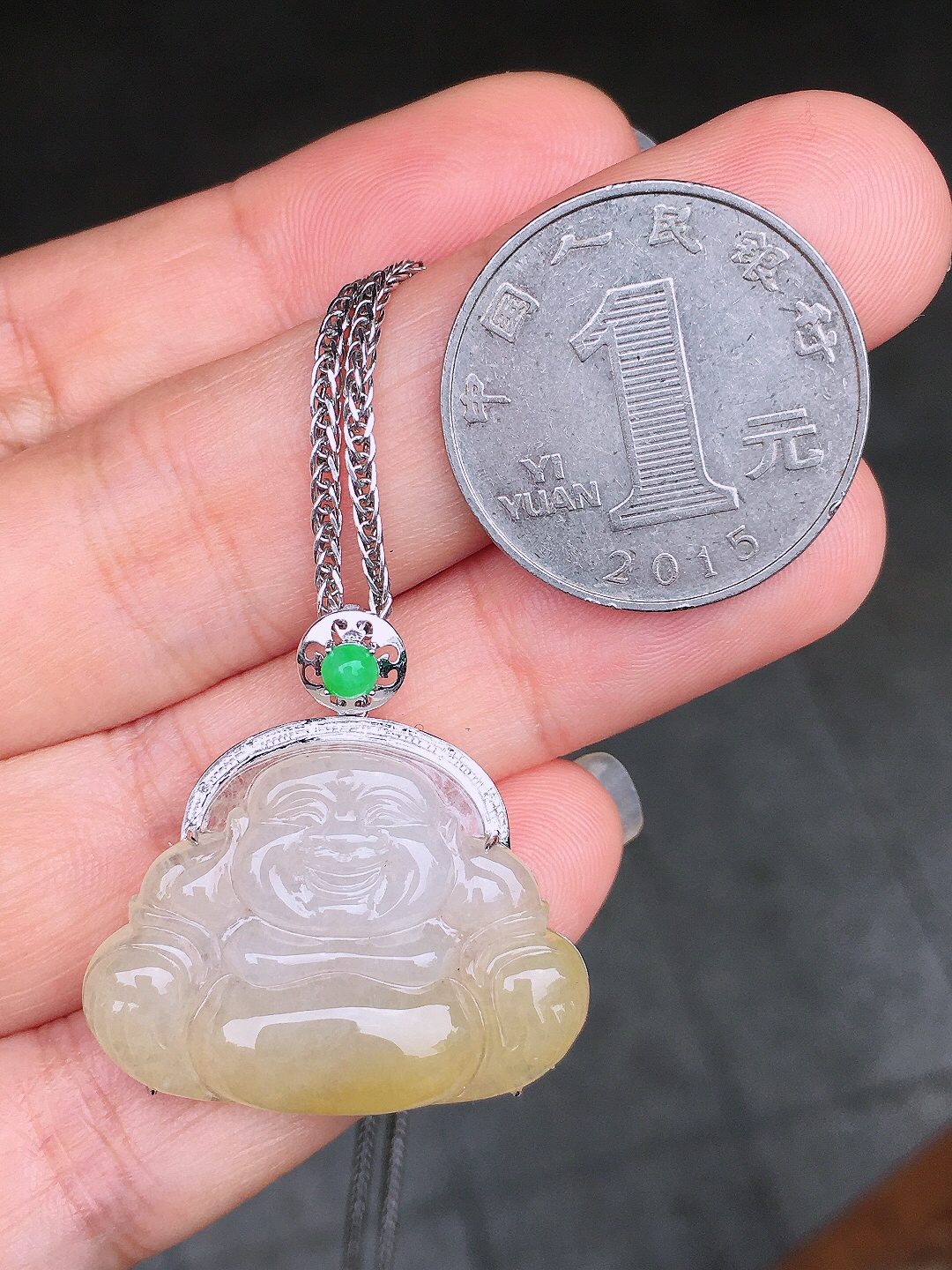 飘黄佛公吊坠，色泽艳丽，玉质细腻，荧光感超
强，饱满圆润，尽显优雅气质，18k
金豪华镶嵌