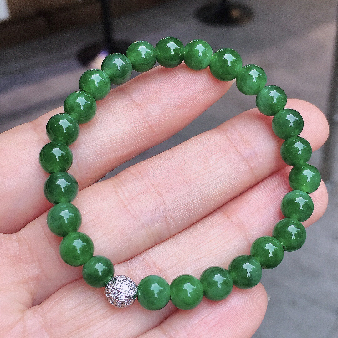 阳绿珠子手串，色泽艳丽，玉质细腻，荧光感超
强，饱满圆润，尽显优雅气质