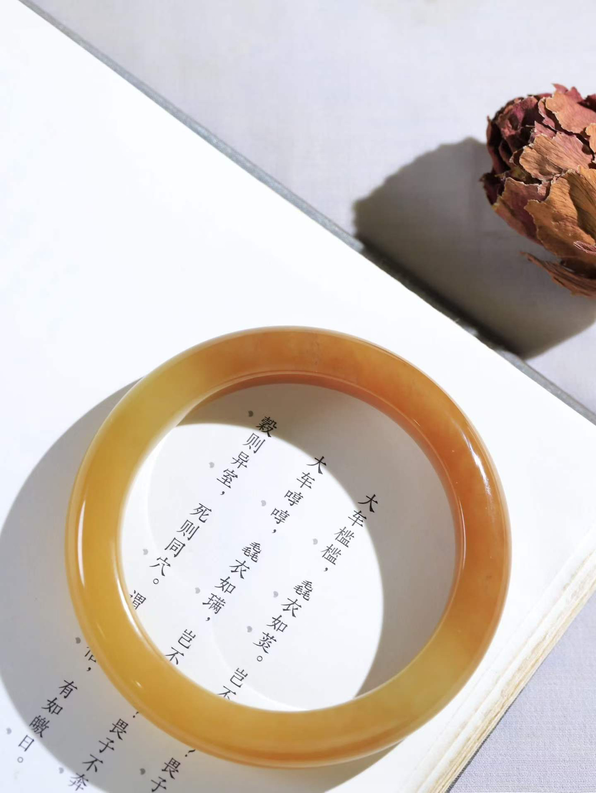 【暖玉生香·手镯】

精品和田玉糖玉手镯，质地油润细腻，色泽高贵典雅，镯型古朴典雅。在诗情画意的雨巷相遇，你是我腕间的一抹风情，有你眸有深情，清风荡漾湖间静水，我愿俯身低眉，在烟波涟漪处，寻你深情倩影。内径62.5mm尺寸13-10.7mm重77.2克  69402758A