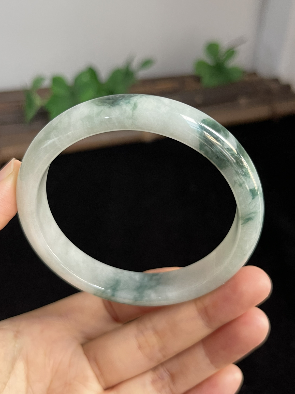 正圈58.5圈口，翡翠手镯，底子通透，种老肉细，飘片片绿花，灵动漂亮