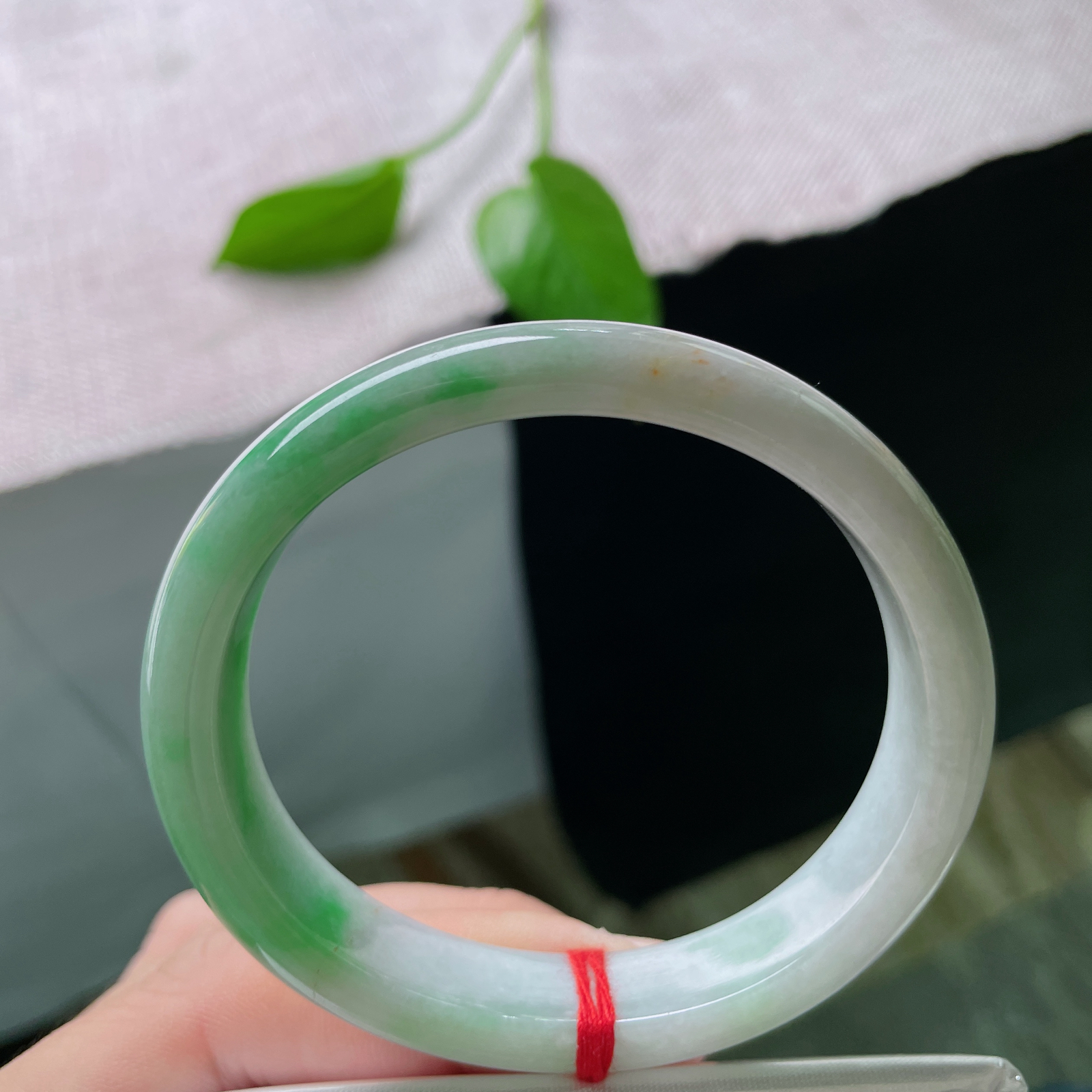 55.5（50.8）12.6/6.9，白底青贵妃，藏岁月静美，腕间轻绕，尽展东方雅致与从容。有纹，ss50596a..