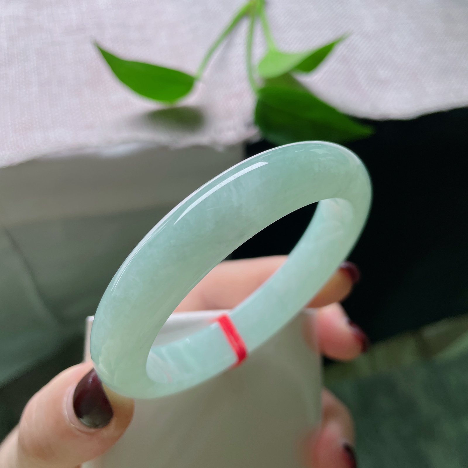 55.7/12.1/8.4，浅绿底正圈，芙蓉肉，圈一泓初醒的湖水，在腕间养一亩烟波。ss50710a..