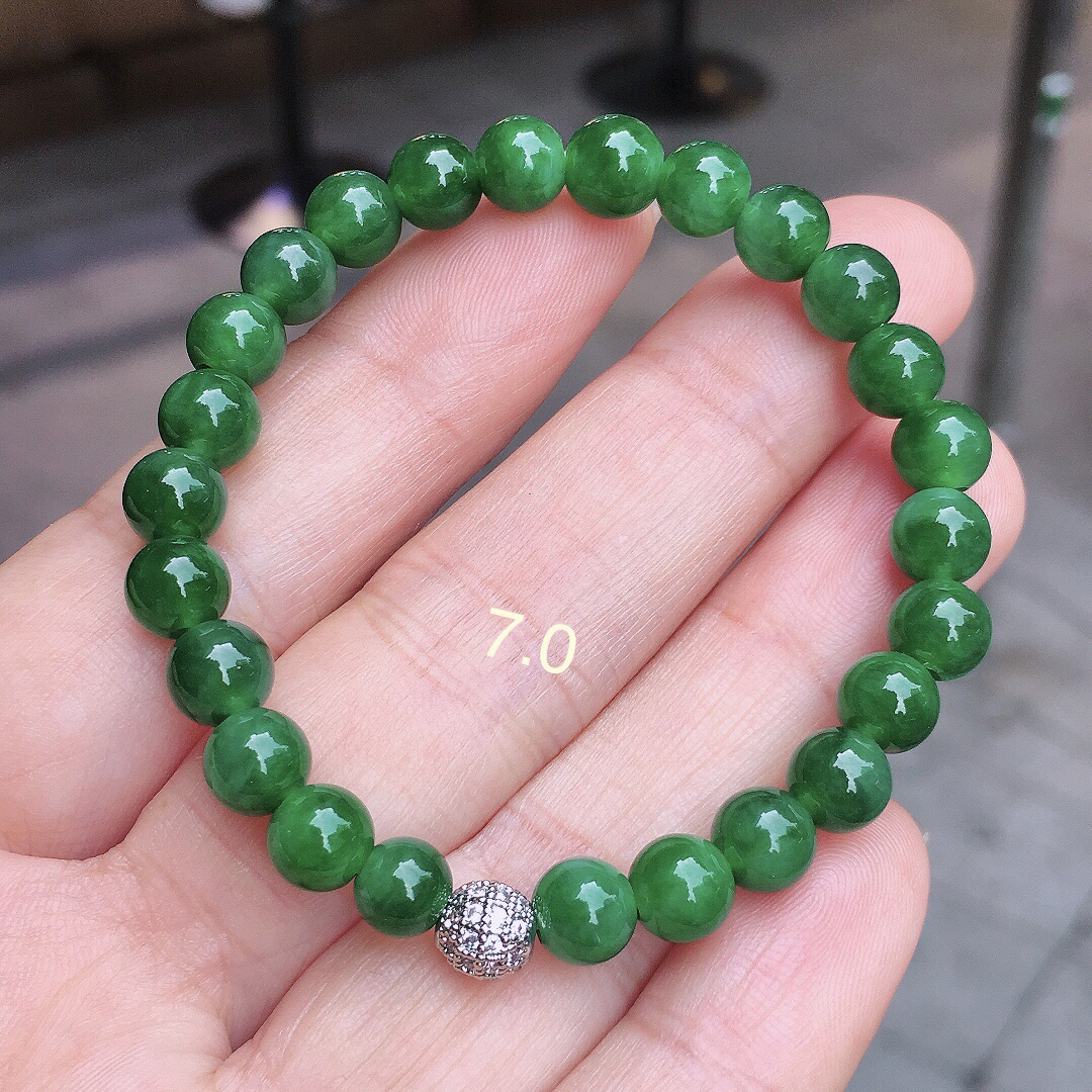 阳绿珠子手串，色泽艳丽，玉质细腻，荧光感超
强，饱满圆润，尽显优雅气质