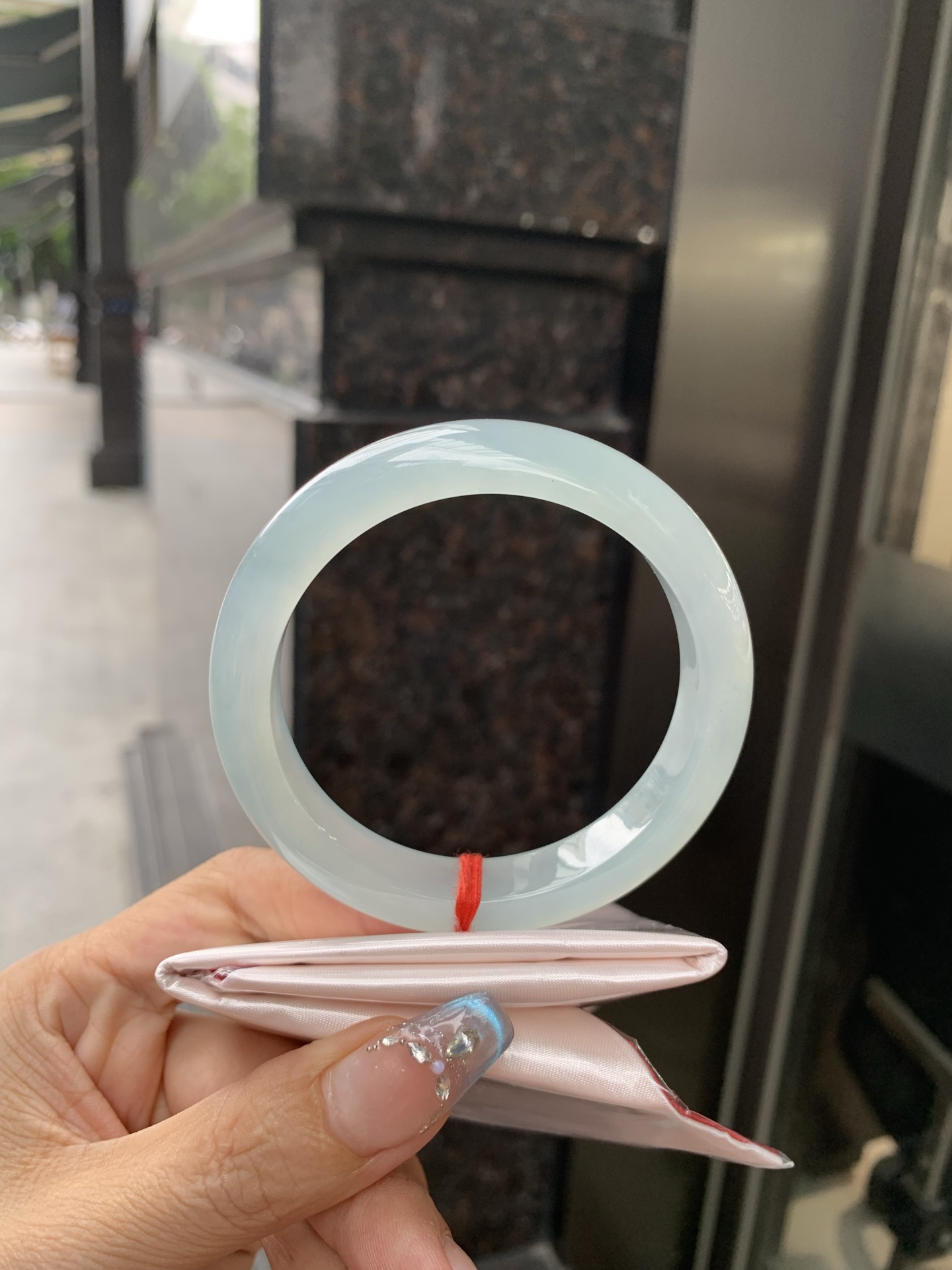 冰蓝正圈，57.4/8.4/11.7，0502-N584-1，底妆冰润细腻，千变万化的冰晴蓝底色，拥