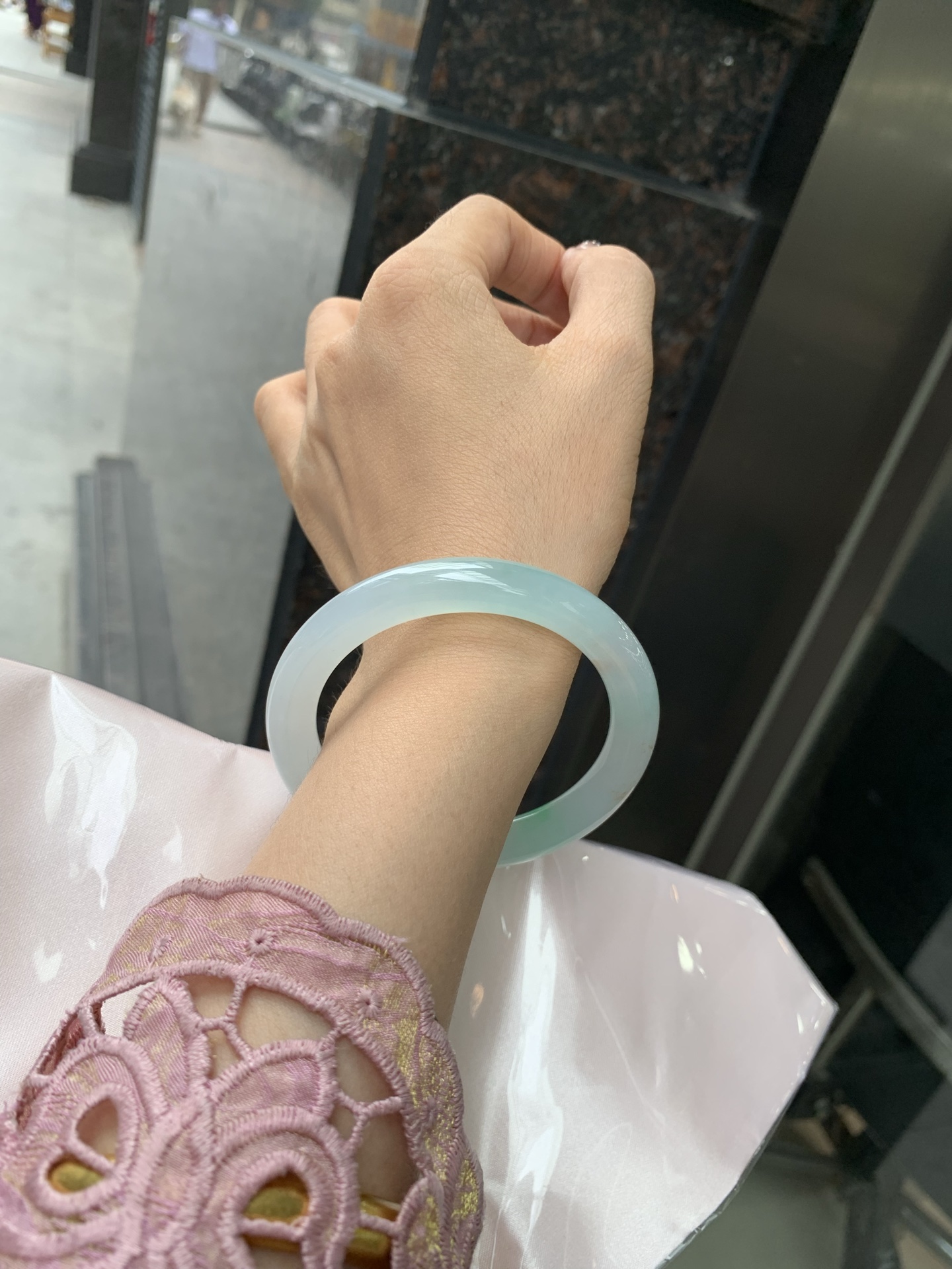冰飘绿洒金圆条，56.9/9.2/8.9，0502-N604，打灯棉纹，玉质冰润细腻，有洒金特色，清爽的底子飘一抹甜阳绿花，鲜活而灵动，犹如新冒的嫩芽，艳丽惹人