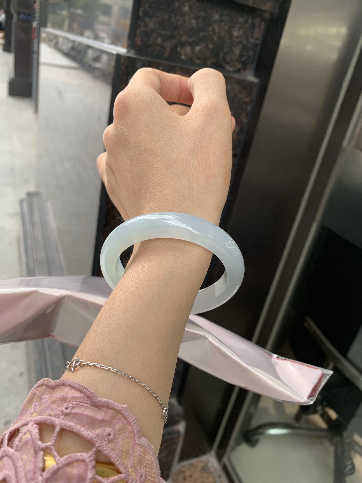 冰晴正圈，54/8.2/12.4，0502-4A101，打灯棉线，底妆水润，满圈渐变晴底，像初春嫩芽落入清泉，均匀柔和，抬眼就是一片宁静感