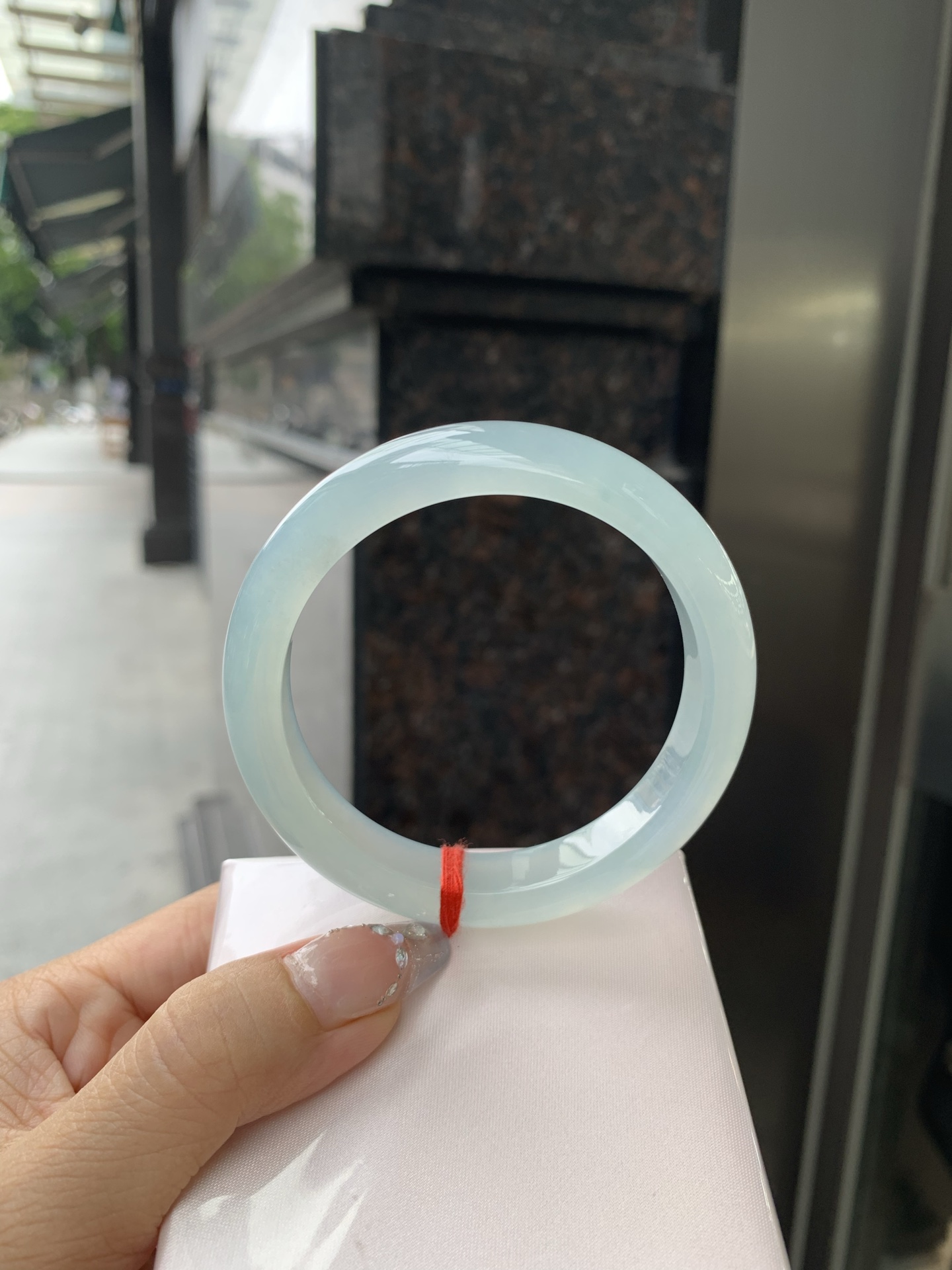 冰蓝正圈，57.4/8.4/11.7，0502-N584-1，底妆冰润细腻，千变万化的冰晴蓝底色，拥有海的颜色，却散发着星空的光芒，这是一只来自冰川蓝的清冷气质仙女镯，无裂