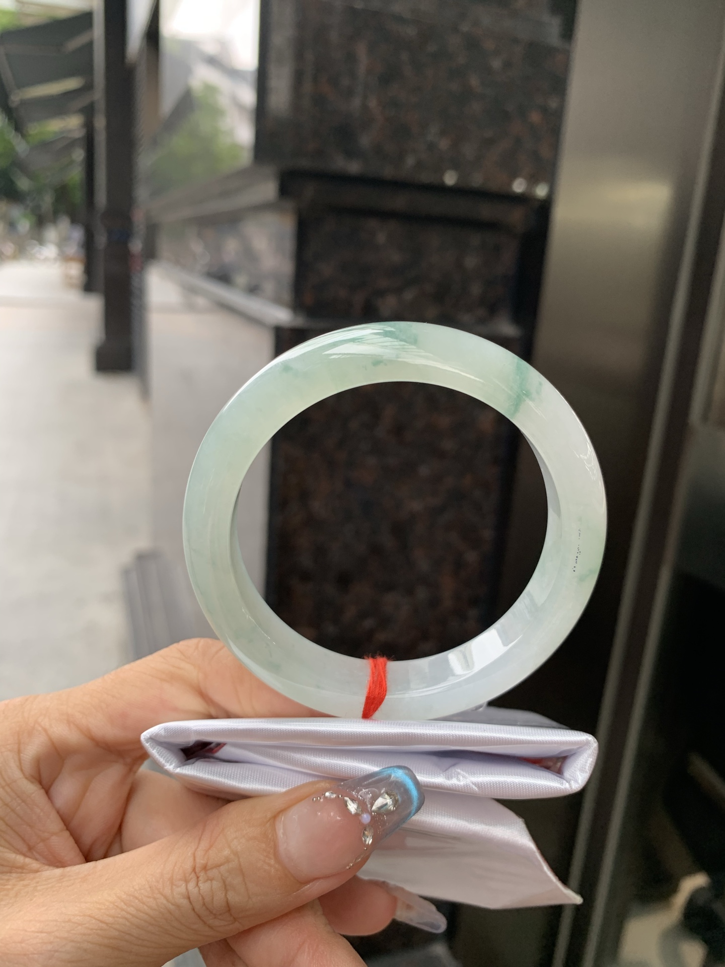 冰飘花正圈，56.2/8.4/11.9，0502-N615，底妆水润细腻，几抹蓝绿花灵动飘逸，意境感