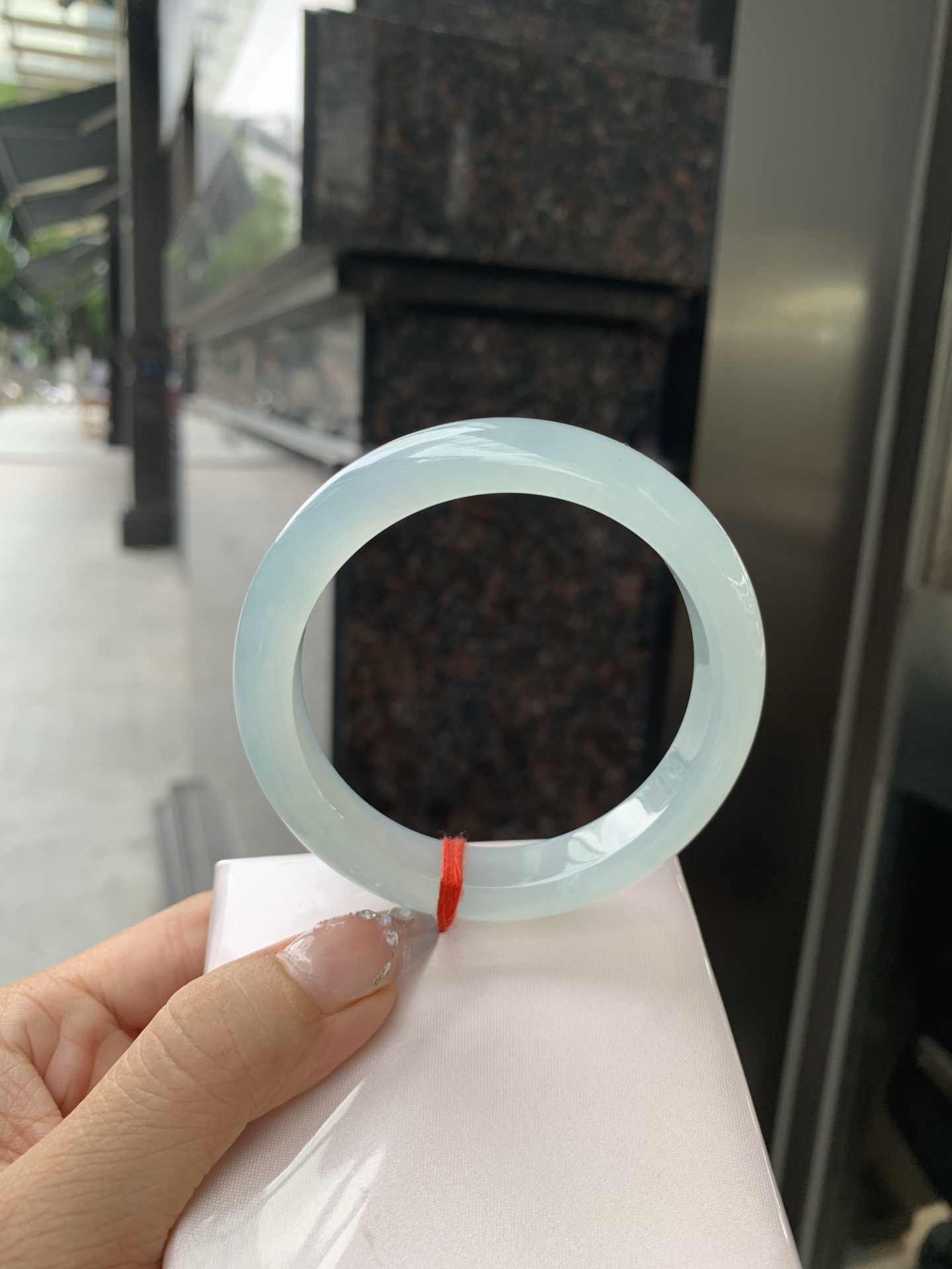 冰蓝正圈，57.4/8.4/11.7，0502-N584-1，底妆冰润细腻，千变万化的冰晴蓝底色，拥有海的颜色，却散发着星空的光芒，这是一只来自冰川蓝的清冷气质仙女镯，无裂