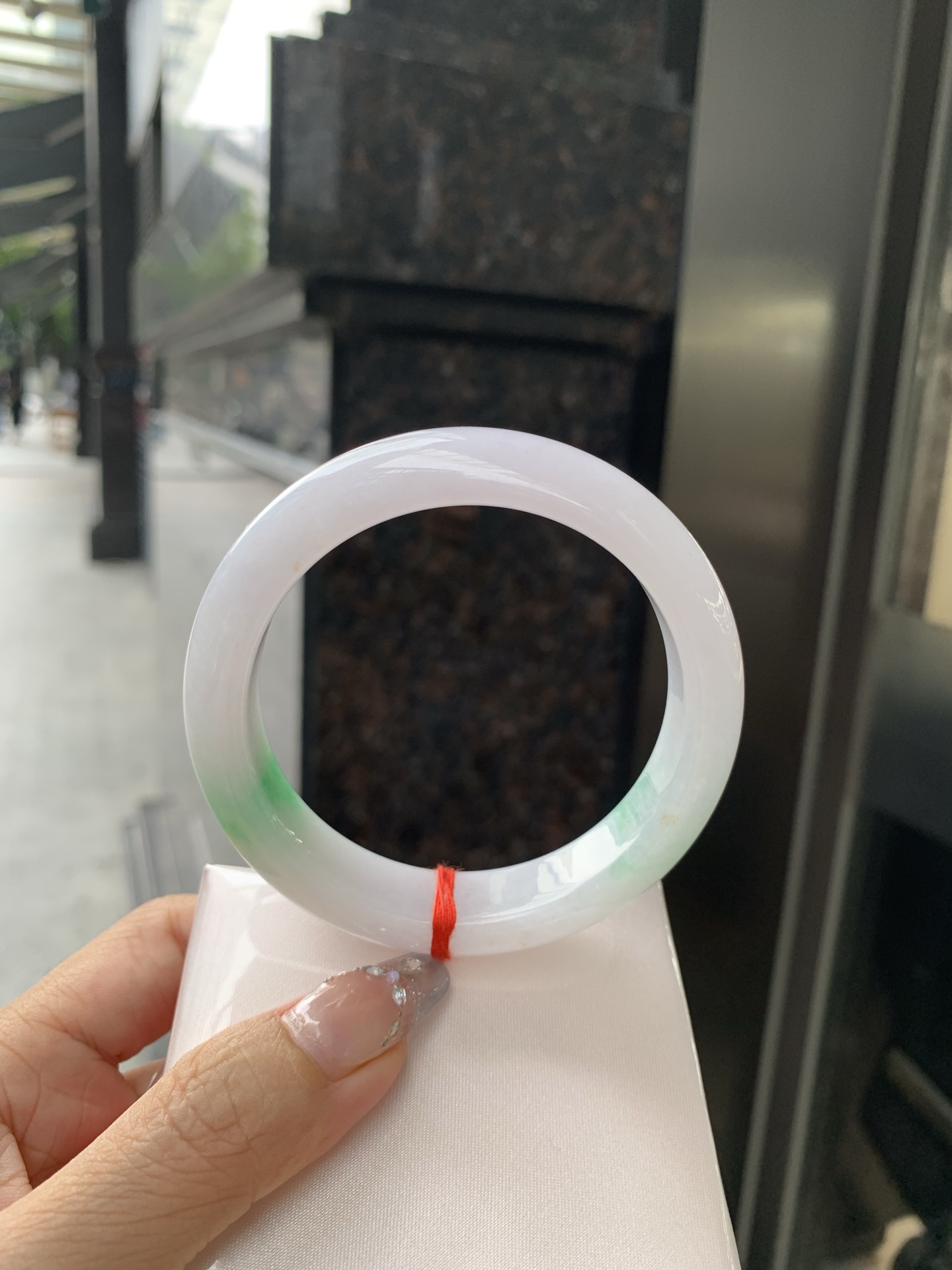 白底青宽版正圈，59.5-8.8-14，0502-N618，打灯细纹，不影响，底妆水润，几抹绿花飘舞，清新动人，更显灵动，有生命力