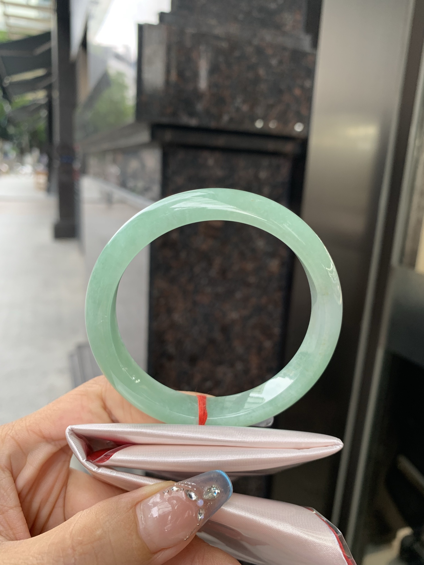 果绿正圈，58/7.3/11.4，0502-2A104，底妆水润，宛如新鲜的青苹果，充满了生机与活力，满圈底色均匀，上手显白显气质，折射出迷人的光芒