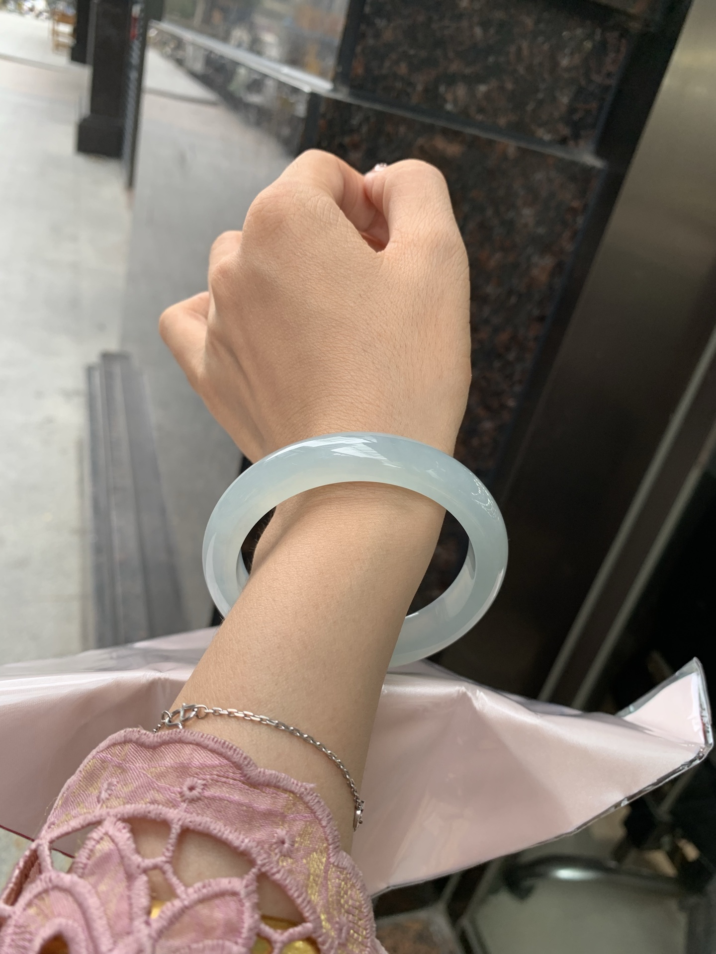 冰蓝正圈，57.4/8.4/11.7，0502-N584-1，底妆冰润细腻，千变万化的冰晴蓝底色，拥有海的颜色，却散发着星空的光芒，这是一只来自冰川蓝的清冷气质仙女镯，无裂