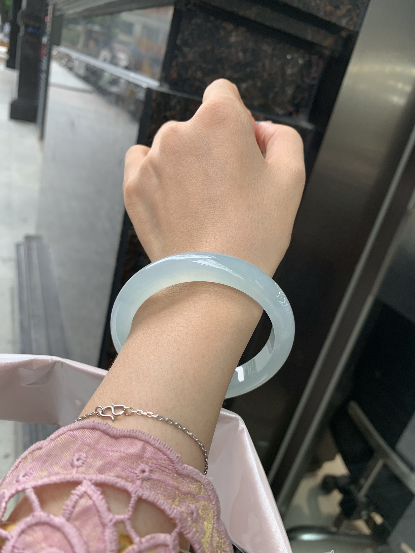 冰蓝正圈，57.4/8.4/11.7，0502-N584-1，底妆冰润细腻，千变万化的冰晴蓝底色，拥有海的颜色，却散发着星空的光芒，这是一只来自冰川蓝的清冷气质仙女镯，无裂